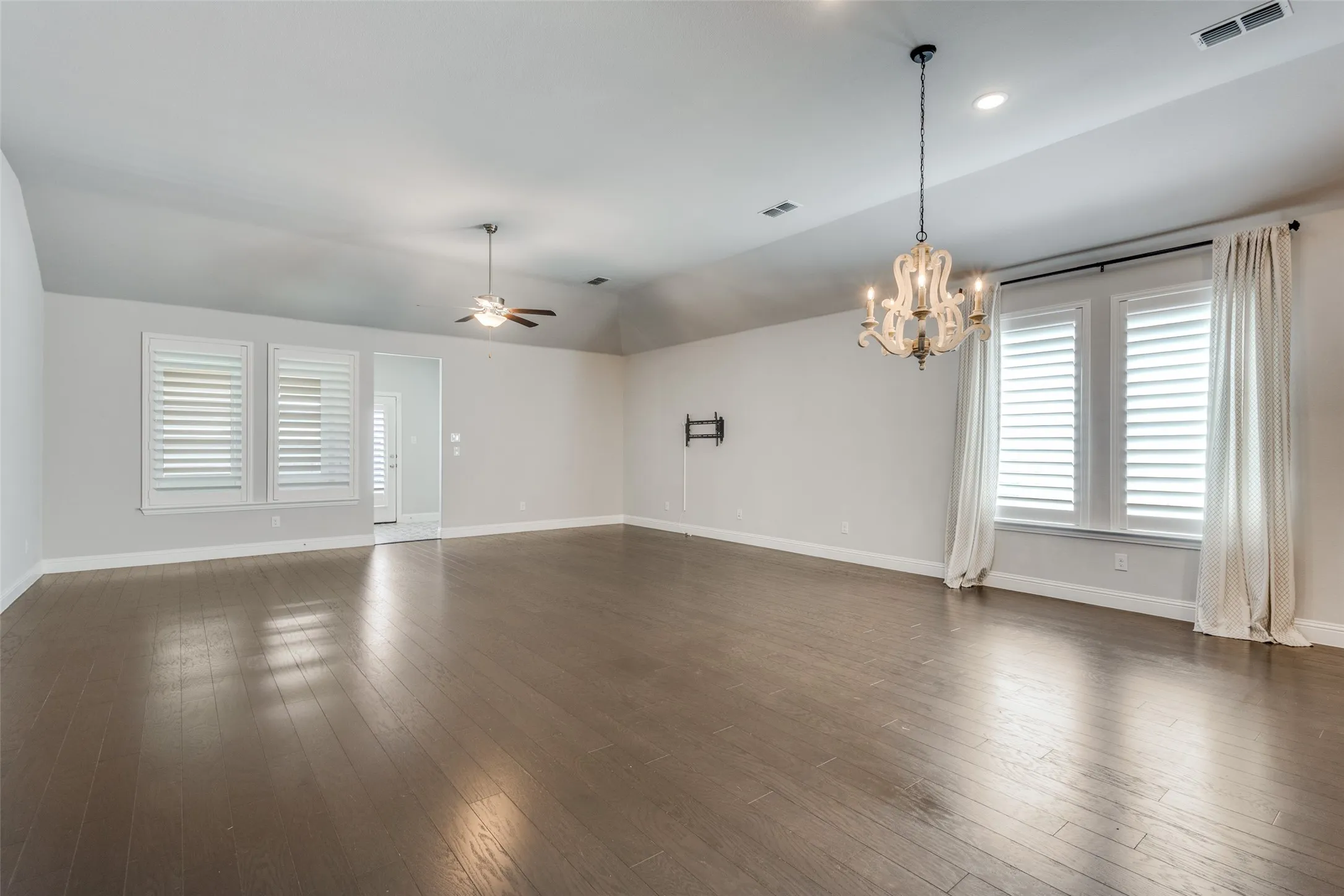 Single Family Residence For Sale in Collin County , 1820 Ann Street, Celina, Texas 75009, 4 Bedroom, 4 Bathroom, 2 Garage spaces, 2,451 Sqft, built in 2019, Preowned, mls#21206511, Real Estate Agent in Celina, Homes For Sale in Collin county, Homes For Sale in Celina, Realtor in Celina Texas, Real Estate Brokerage Independent Realty Texas, Luminita Cordes Realtor