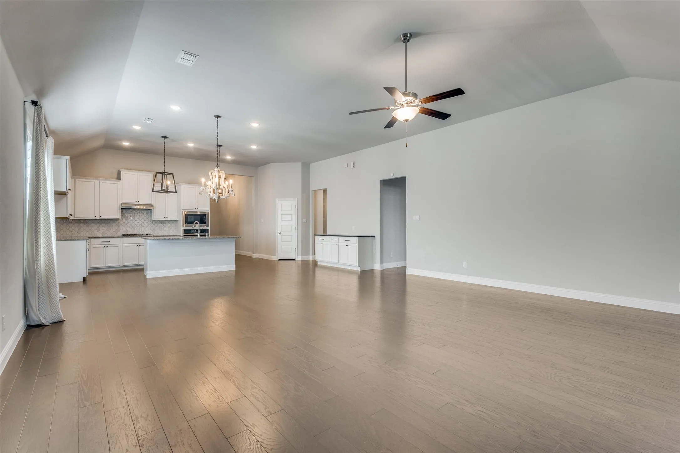 Single Family Residence For Sale in Collin County , 1820 Ann Street, Celina, Texas 75009, 4 Bedroom, 4 Bathroom, 2 Garage spaces, 2,451 Sqft, built in 2019, Preowned, mls#21206511, Real Estate Agent in Celina, Homes For Sale in Collin county, Homes For Sale in Celina, Realtor in Celina Texas, Real Estate Brokerage Independent Realty Texas, Luminita Cordes Realtor