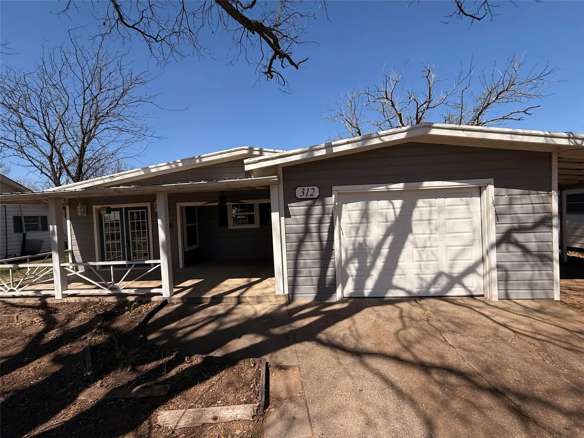 Single Family Residence For Sale in Young County , 312 W Church Street, Olney, Texas 76374, 3 Bedroom, 2 Bathroom, 1 Garage spaces, 1,444 Sqft, built in 1965, mls#21200294, Real Estate Agent in Olney, Homes For Sale in Young county, Homes For Sale in Olney, Realtor in Olney Texas, Real Estate Brokerage Independent Realty Texas, Luminita Cordes Realtor