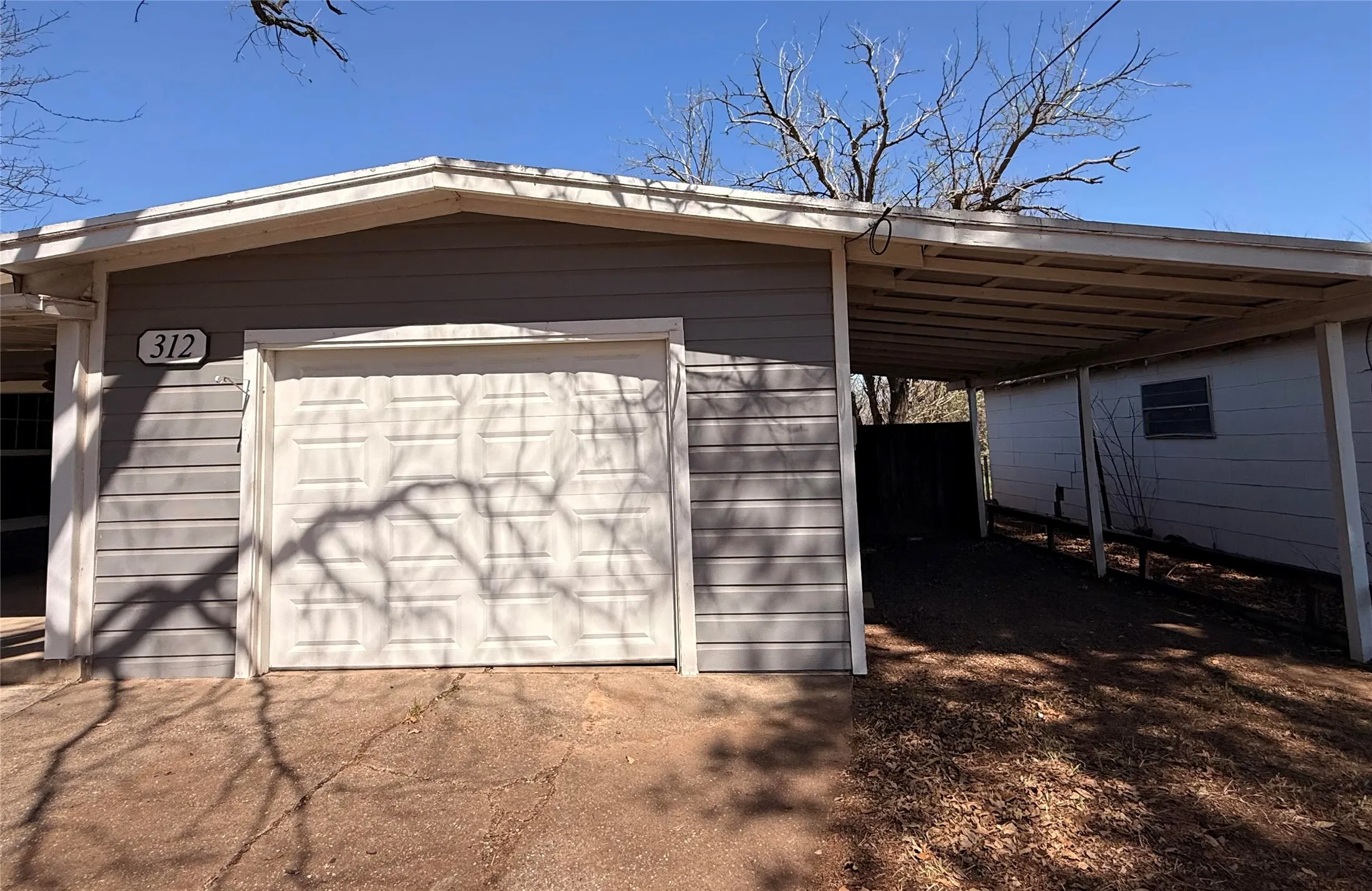 Single Family Residence For Sale in Young County , 312 W Church Street, Olney, Texas 76374, 3 Bedroom, 2 Bathroom, 1 Garage spaces, 1,444 Sqft, built in 1965, mls#21200294, Real Estate Agent in Olney, Homes For Sale in Young county, Homes For Sale in Olney, Realtor in Olney Texas, Real Estate Brokerage Independent Realty Texas, Luminita Cordes Realtor