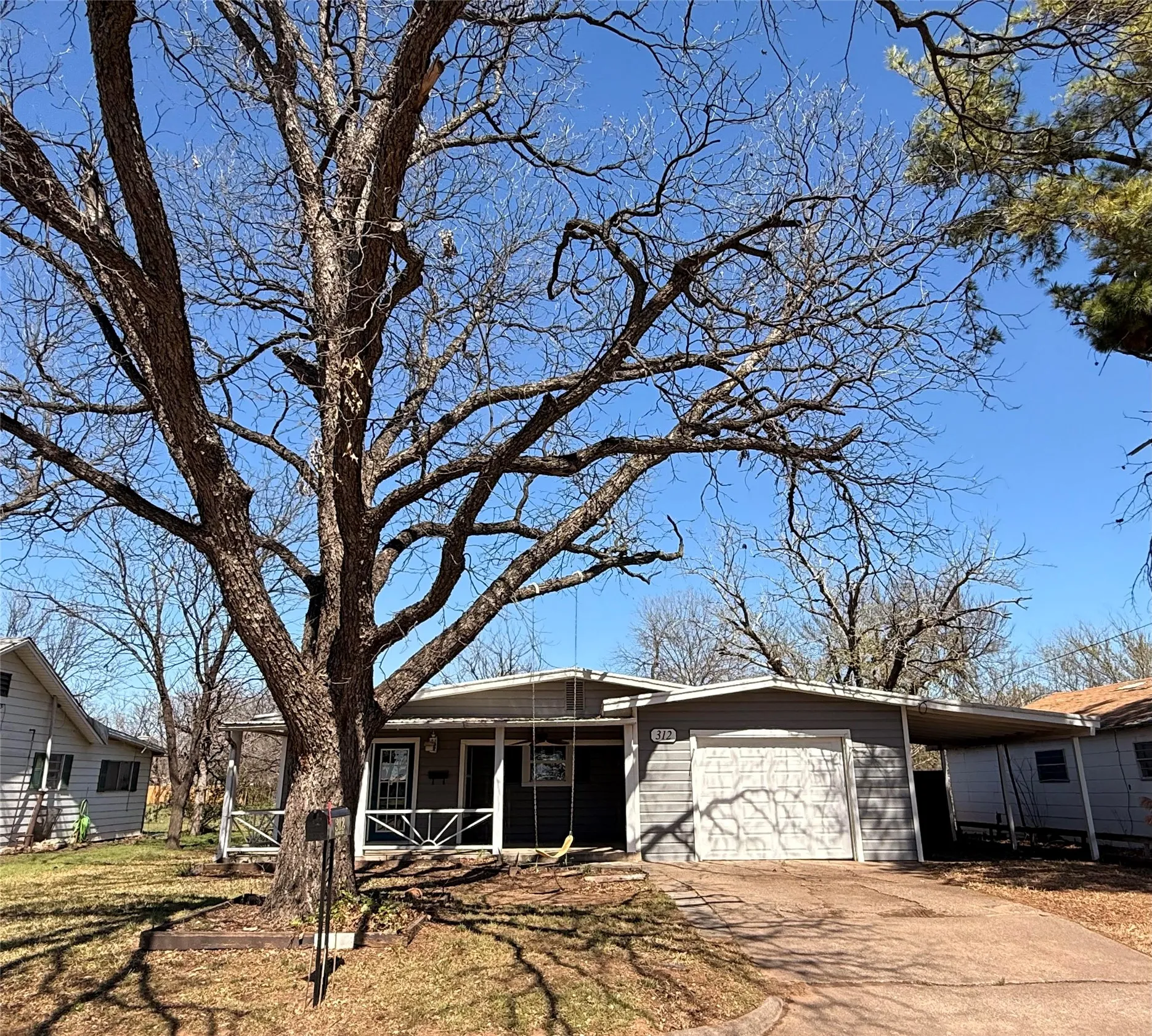 Single Family Residence For Sale in Young County , 312 W Church Street, Olney, Texas 76374, 3 Bedroom, 2 Bathroom, 1 Garage spaces, 1,444 Sqft, built in 1965, mls#21200294, Real Estate Agent in Olney, Homes For Sale in Young county, Homes For Sale in Olney, Realtor in Olney Texas, Real Estate Brokerage Independent Realty Texas, Luminita Cordes Realtor