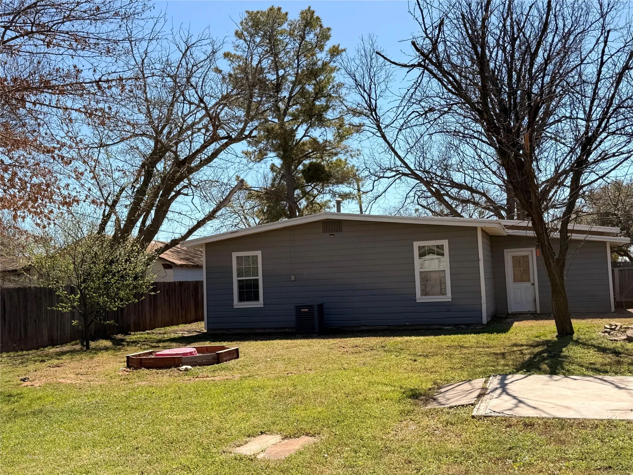 Single Family Residence For Sale in Young County , 312 W Church Street, Olney, Texas 76374, 3 Bedroom, 2 Bathroom, 1 Garage spaces, 1,444 Sqft, built in 1965, mls#21200294, Real Estate Agent in Olney, Homes For Sale in Young county, Homes For Sale in Olney, Realtor in Olney Texas, Real Estate Brokerage Independent Realty Texas, Luminita Cordes Realtor