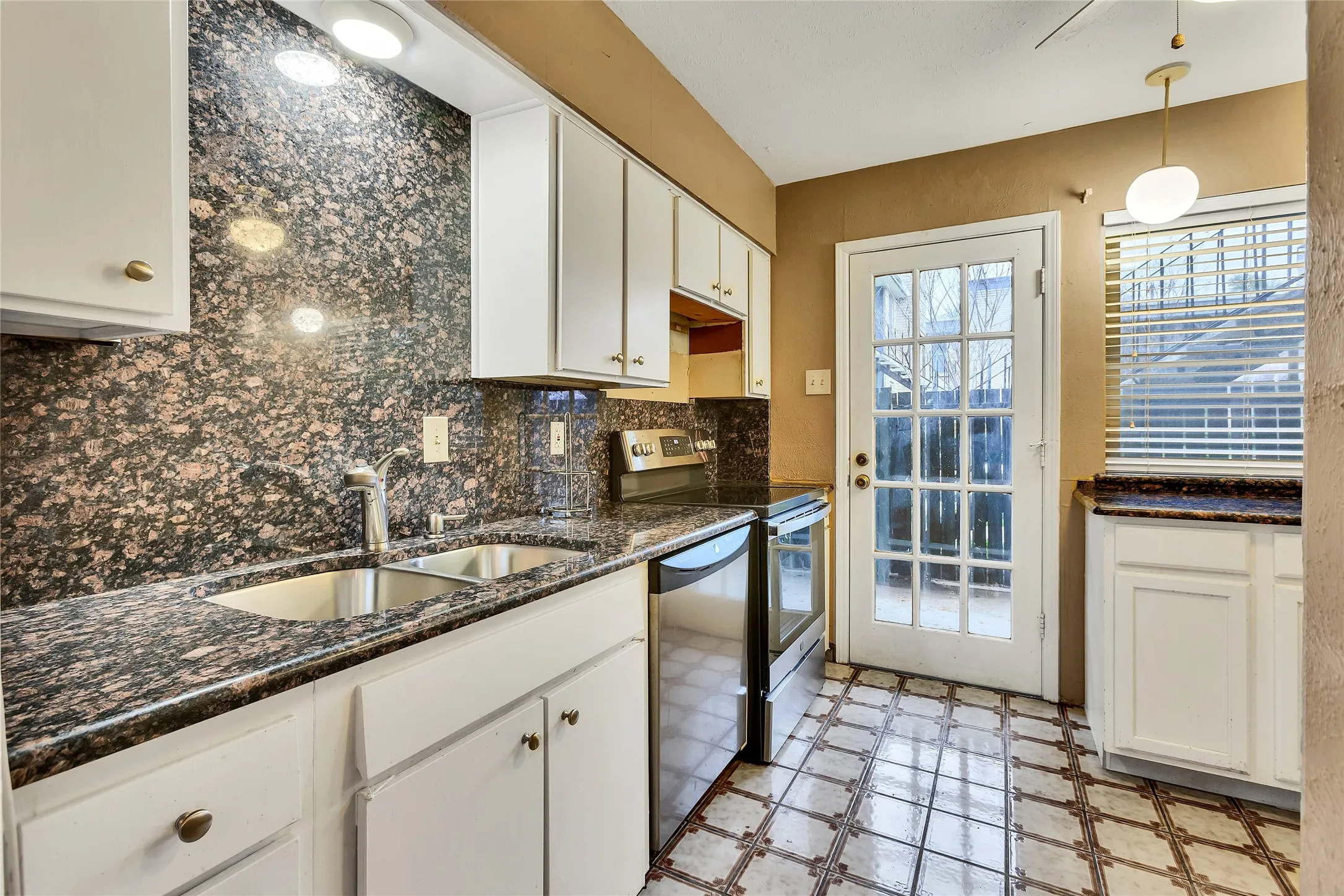 Condominium For Sale in Dallas County , 7721 Meadow Park Drive 102, Dallas, Texas 75230, 2 Bedroom, 2 Bathroom, Garage spaces, 1,126 Sqft, built in 1965, Preowned, Price $180,000, mls#21207537, Real Estate Agent in Dallas, Homes For Sale in Dallas county, Homes For Sale in Dallas, Realtor in Dallas Texas, Real Estate Brokerage Independent Realty Texas, Luminita Cordes Realtor