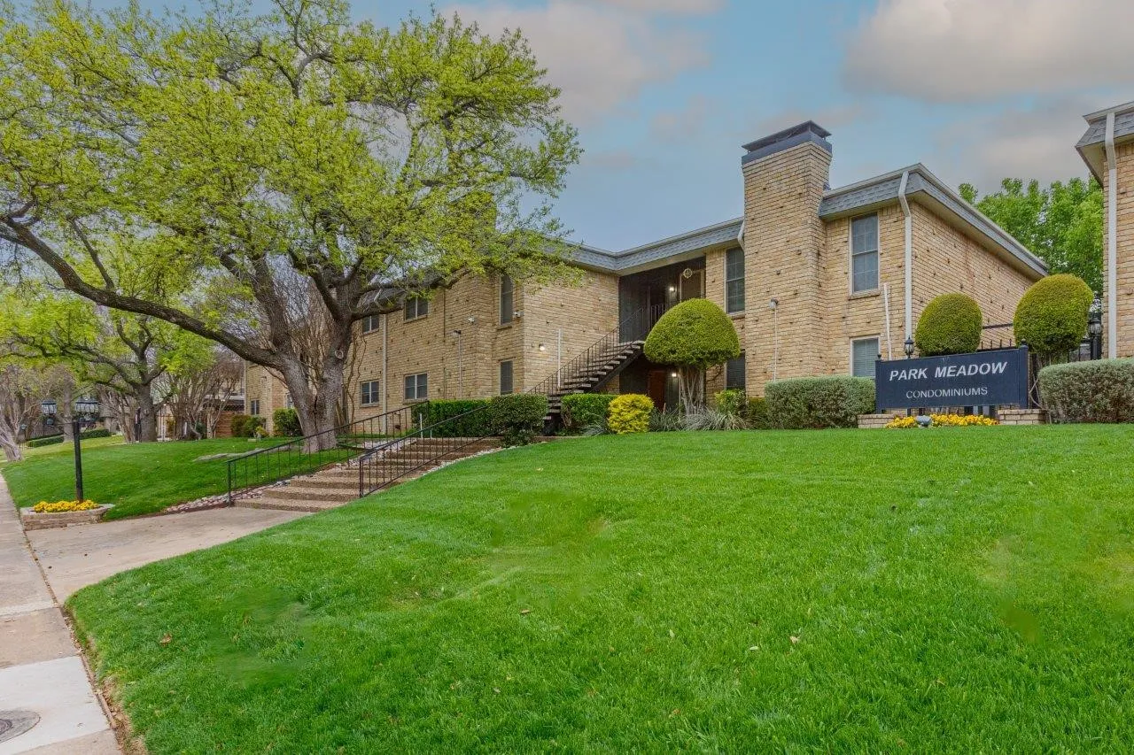 Condominium For Sale in Dallas County , 7721 Meadow Park Drive 102, Dallas, Texas 75230, 2 Bedroom, 2 Bathroom, Garage spaces, 1,126 Sqft, built in 1965, Preowned, Price $180,000, mls#21207537, Real Estate Agent in Dallas, Homes For Sale in Dallas county, Homes For Sale in Dallas, Realtor in Dallas Texas, Real Estate Brokerage Independent Realty Texas, Luminita Cordes Realtor