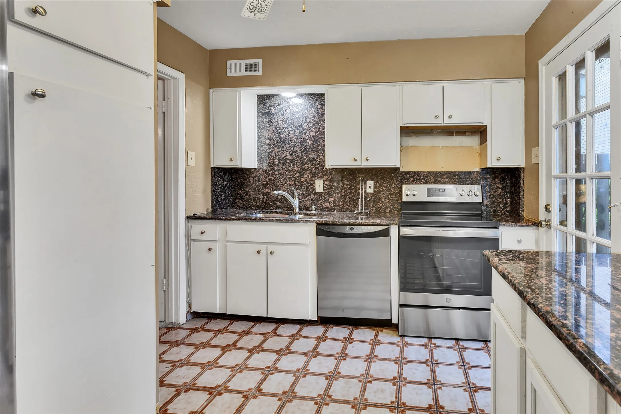 Condominium For Sale in Dallas County , 7721 Meadow Park Drive 102, Dallas, Texas 75230, 2 Bedroom, 2 Bathroom, Garage spaces, 1,126 Sqft, built in 1965, Preowned, Price $180,000, mls#21207537, Real Estate Agent in Dallas, Homes For Sale in Dallas county, Homes For Sale in Dallas, Realtor in Dallas Texas, Real Estate Brokerage Independent Realty Texas, Luminita Cordes Realtor