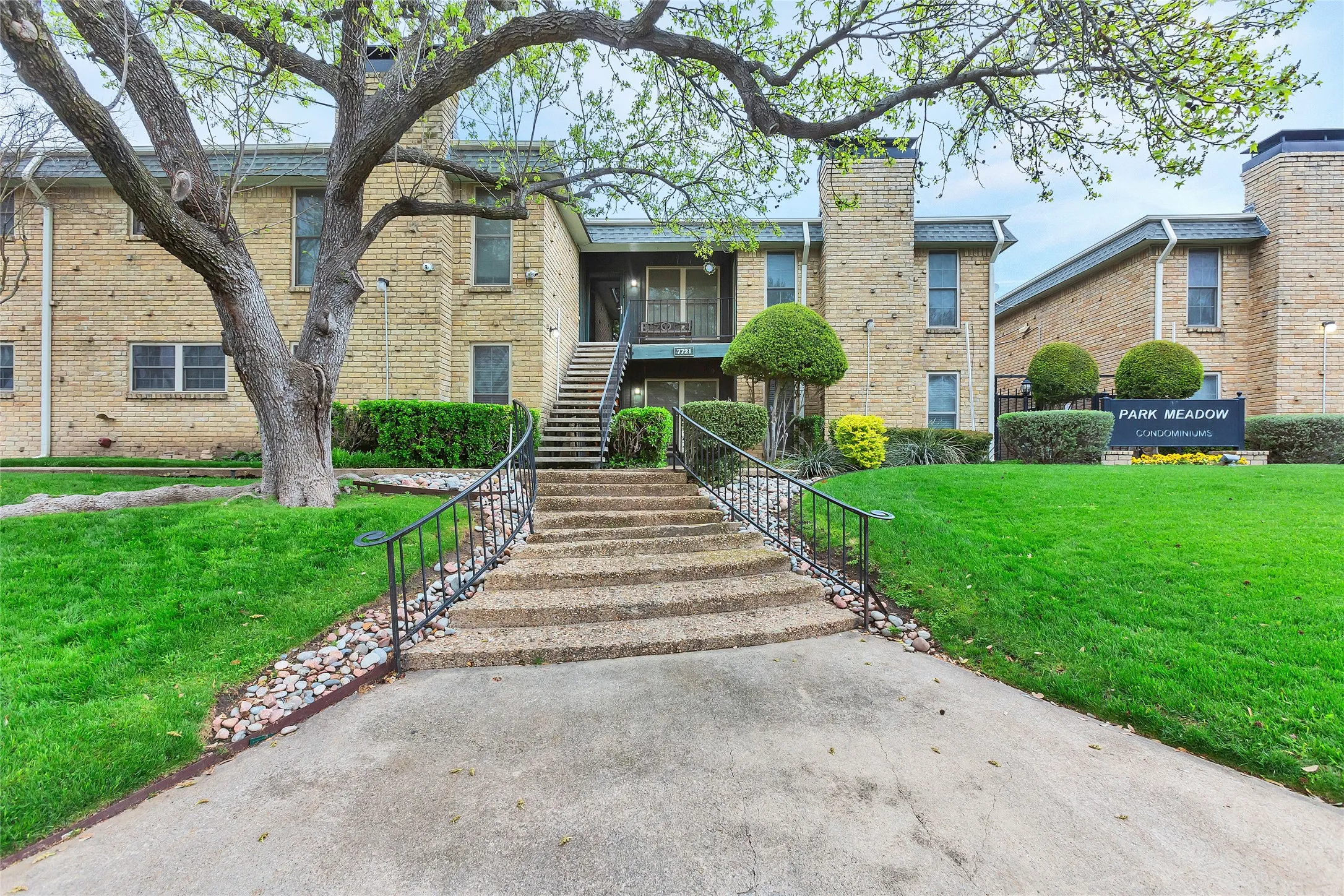 Condominium For Sale in Dallas County , 7721 Meadow Park Drive 102, Dallas, Texas 75230, 2 Bedroom, 2 Bathroom, Garage spaces, 1,126 Sqft, built in 1965, Preowned, Price $180,000, mls#21207537, Real Estate Agent in Dallas, Homes For Sale in Dallas county, Homes For Sale in Dallas, Realtor in Dallas Texas, Real Estate Brokerage Independent Realty Texas, Luminita Cordes Realtor