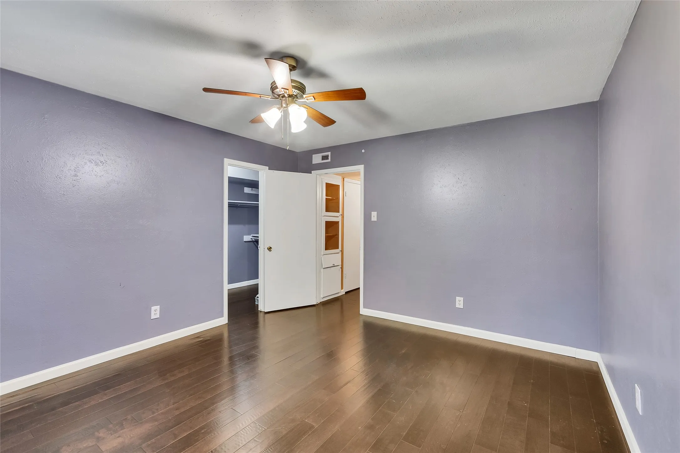 Condominium For Sale in Dallas County , 7721 Meadow Park Drive 102, Dallas, Texas 75230, 2 Bedroom, 2 Bathroom, Garage spaces, 1,126 Sqft, built in 1965, Preowned, Price $180,000, mls#21207537, Real Estate Agent in Dallas, Homes For Sale in Dallas county, Homes For Sale in Dallas, Realtor in Dallas Texas, Real Estate Brokerage Independent Realty Texas, Luminita Cordes Realtor