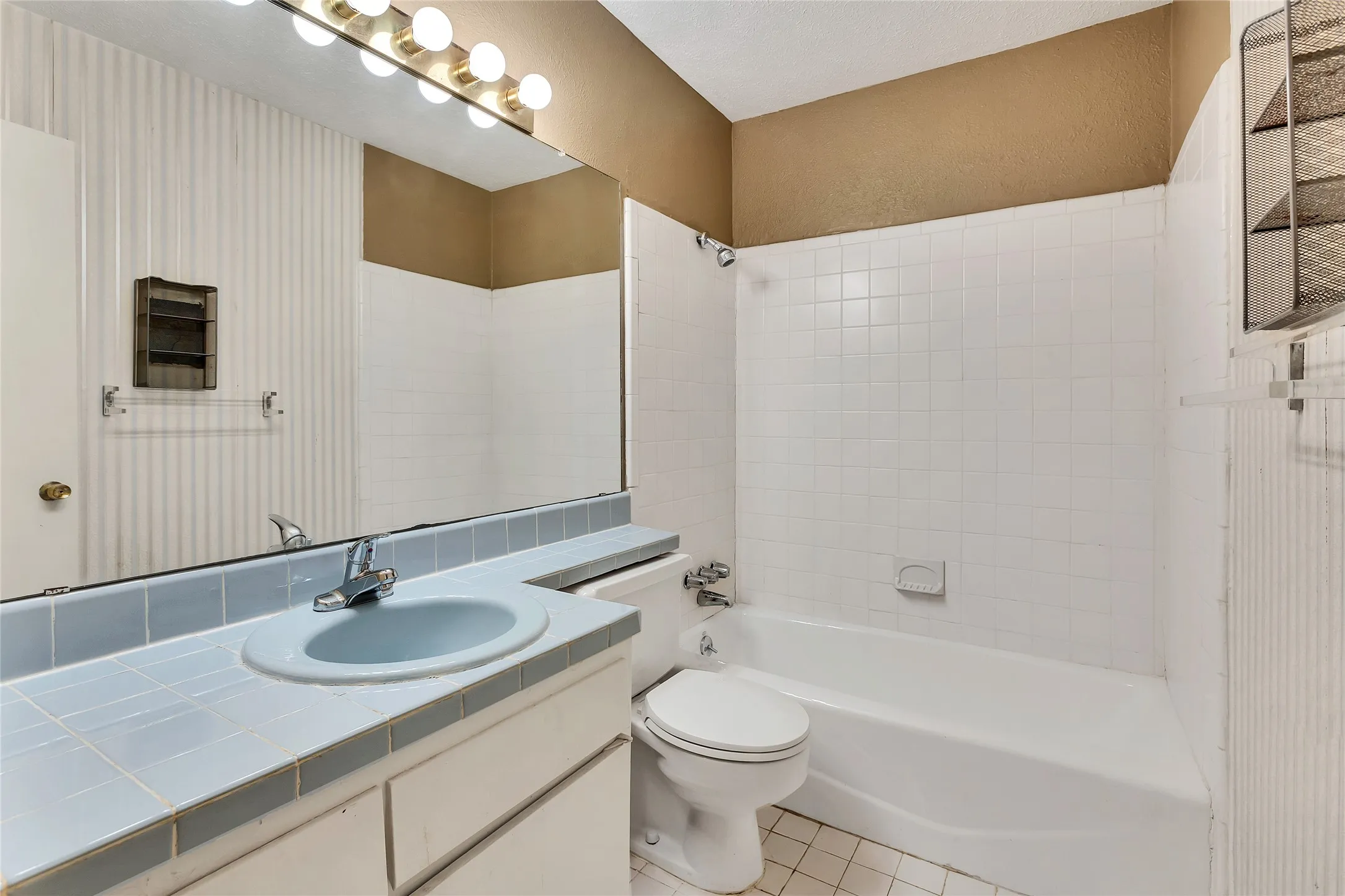 Condominium For Sale in Dallas County , 7721 Meadow Park Drive 102, Dallas, Texas 75230, 2 Bedroom, 2 Bathroom, Garage spaces, 1,126 Sqft, built in 1965, Preowned, Price $180,000, mls#21207537, Real Estate Agent in Dallas, Homes For Sale in Dallas county, Homes For Sale in Dallas, Realtor in Dallas Texas, Real Estate Brokerage Independent Realty Texas, Luminita Cordes Realtor
