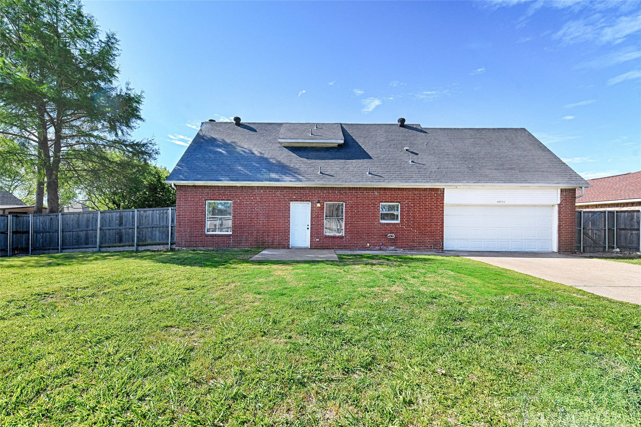Single Family Residence For Sale in Dallas County , 4805 Hunters Ridge Drive, Sachse, Texas 75048, 3 Bedroom, 2 Bathroom, 2 Garage spaces, 1,659 Sqft, built in 1993, Preowned, mls#21195849, Real Estate Agent in Sachse, Homes For Sale in Dallas county, Homes For Sale in Sachse, Realtor in Sachse Texas, Real Estate Brokerage Independent Realty Texas, Luminita Cordes Realtor