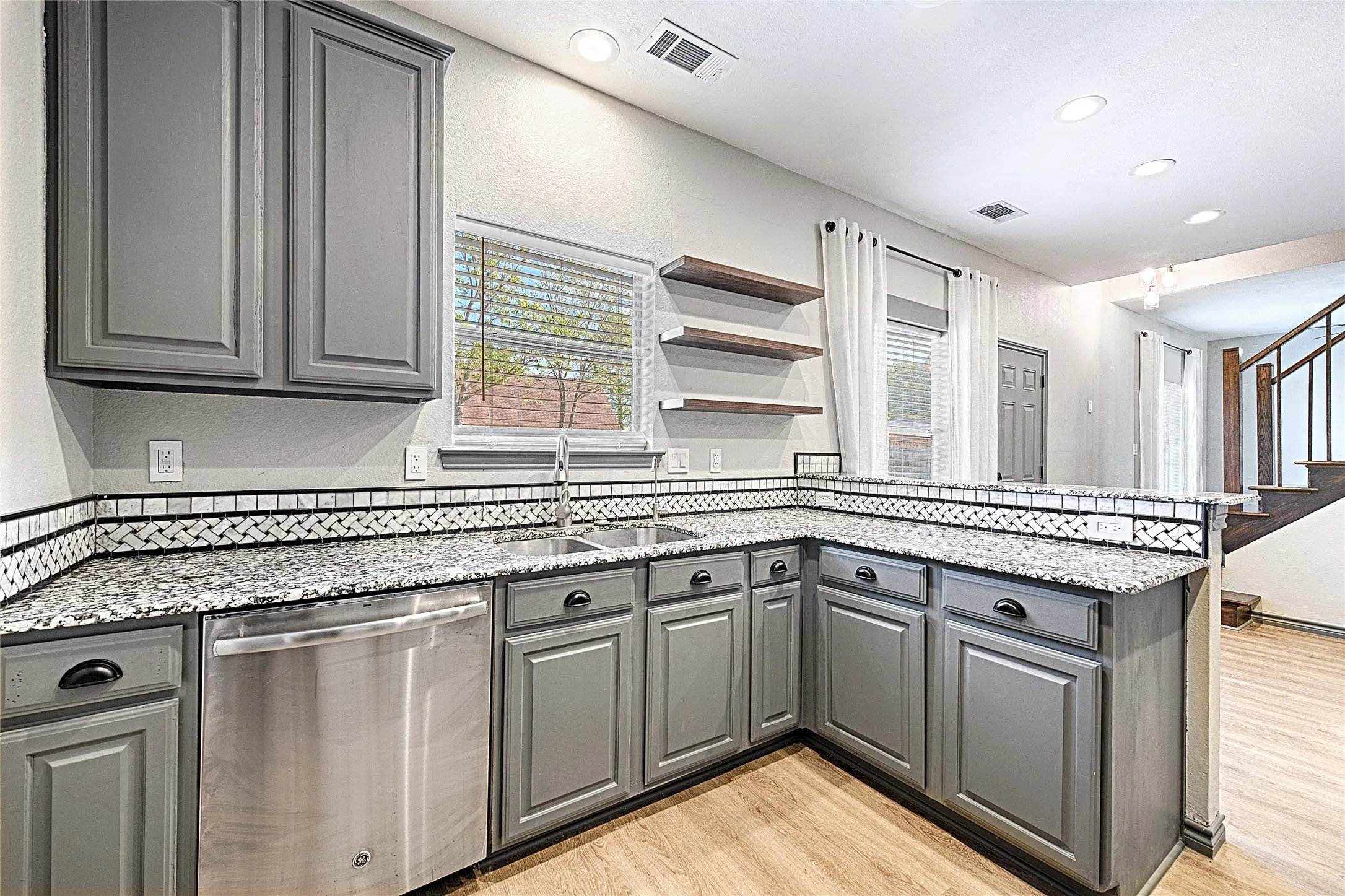 Single Family Residence For Sale in Dallas County , 4805 Hunters Ridge Drive, Sachse, Texas 75048, 3 Bedroom, 2 Bathroom, 2 Garage spaces, 1,659 Sqft, built in 1993, Preowned, mls#21195849, Real Estate Agent in Sachse, Homes For Sale in Dallas county, Homes For Sale in Sachse, Realtor in Sachse Texas, Real Estate Brokerage Independent Realty Texas, Luminita Cordes Realtor