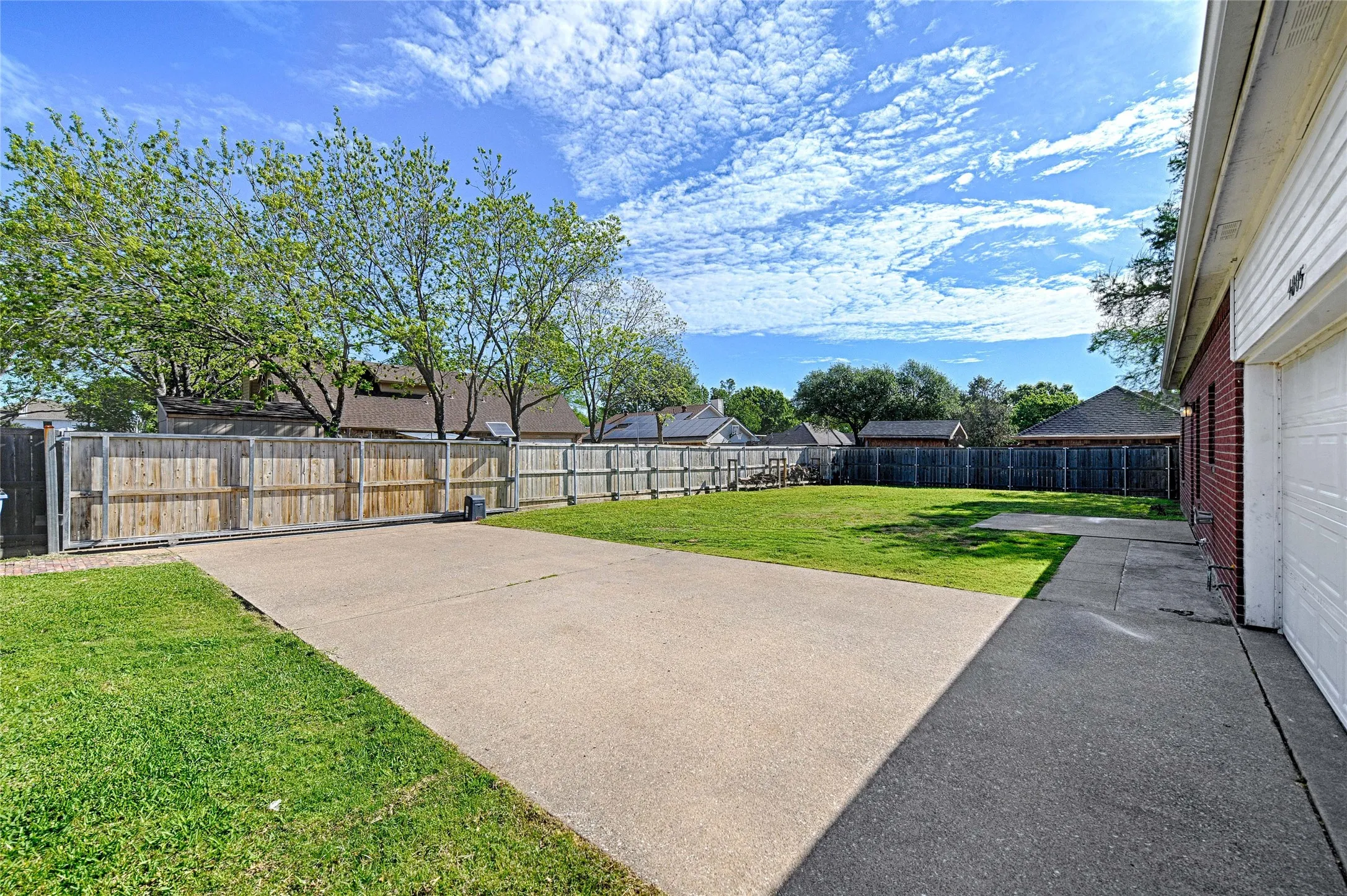 Single Family Residence For Sale in Dallas County , 4805 Hunters Ridge Drive, Sachse, Texas 75048, 3 Bedroom, 2 Bathroom, 2 Garage spaces, 1,659 Sqft, built in 1993, Preowned, mls#21195849, Real Estate Agent in Sachse, Homes For Sale in Dallas county, Homes For Sale in Sachse, Realtor in Sachse Texas, Real Estate Brokerage Independent Realty Texas, Luminita Cordes Realtor