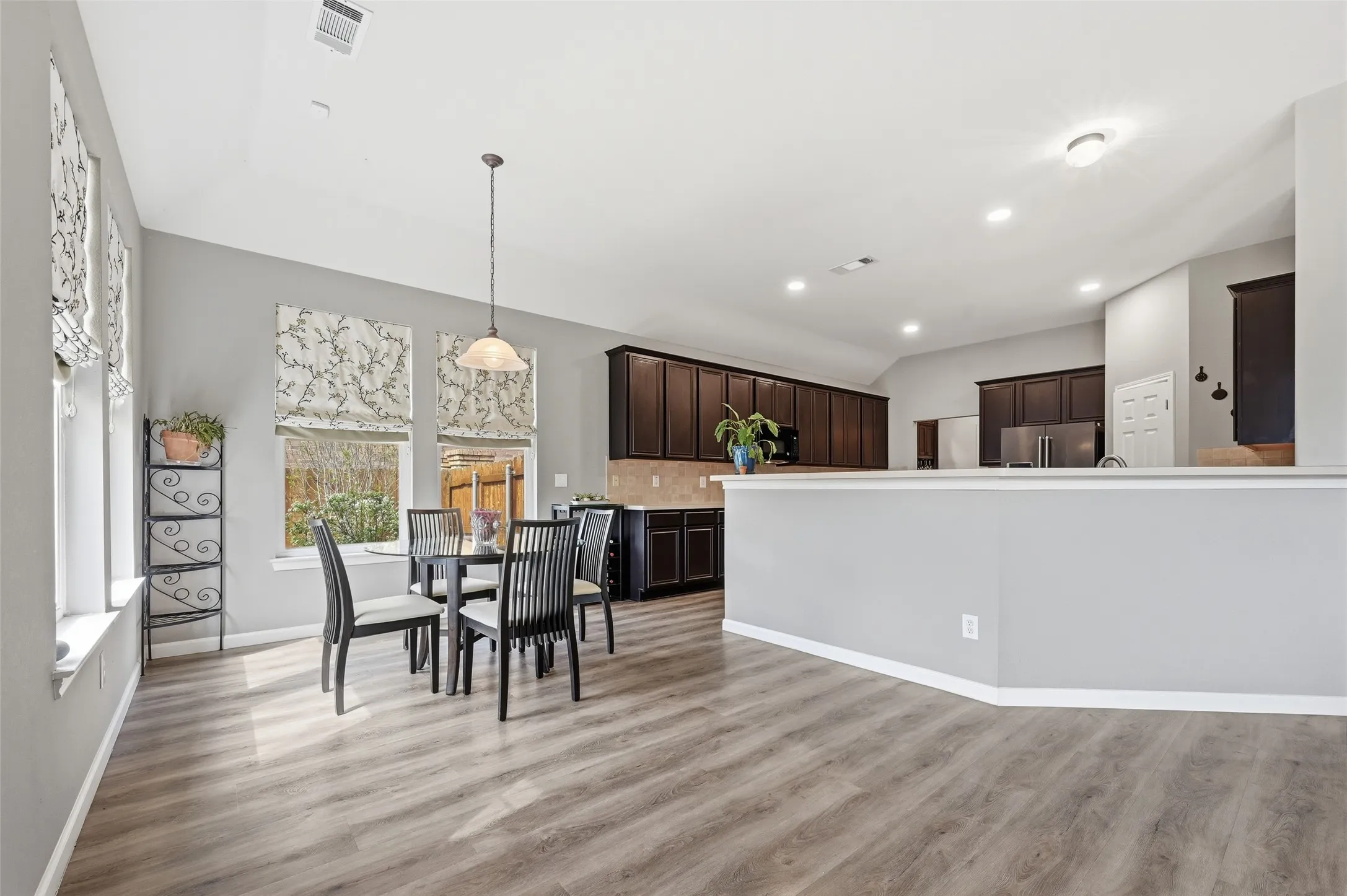 Single Family Residence For Sale in Dallas County , 6610 Driftwood Lane, Rowlett, Texas 75089, 4 Bedroom, 2 Bathroom, 2 Garage spaces, 2,624 Sqft, built in 2001, Preowned, mls#21205362, Real Estate Agent in Rowlett, Homes For Sale in Dallas county, Homes For Sale in Rowlett, Realtor in Rowlett Texas, Real Estate Brokerage Independent Realty Texas, Luminita Cordes Realtor