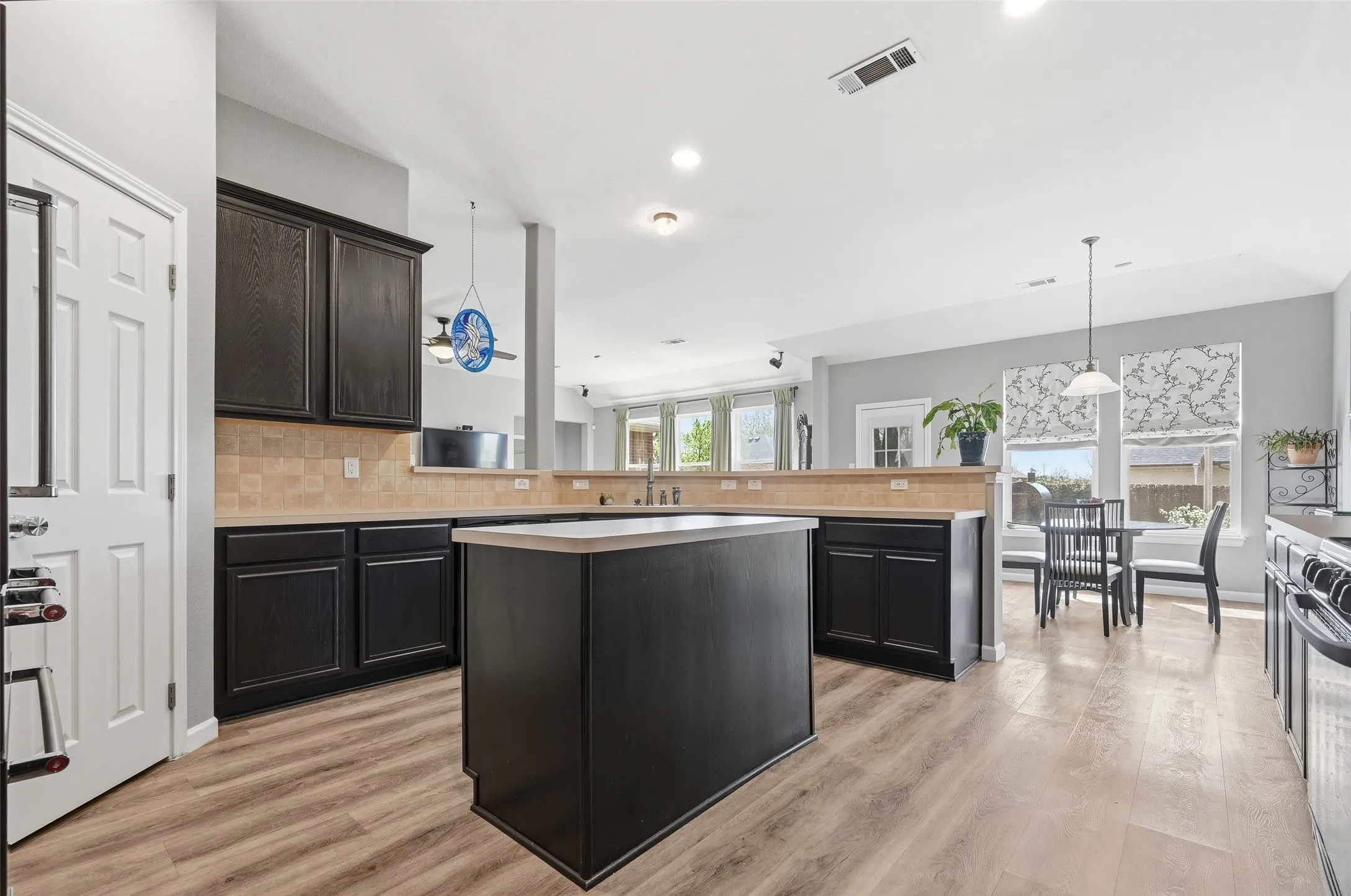 Single Family Residence For Sale in Dallas County , 6610 Driftwood Lane, Rowlett, Texas 75089, 4 Bedroom, 2 Bathroom, 2 Garage spaces, 2,624 Sqft, built in 2001, Preowned, mls#21205362, Real Estate Agent in Rowlett, Homes For Sale in Dallas county, Homes For Sale in Rowlett, Realtor in Rowlett Texas, Real Estate Brokerage Independent Realty Texas, Luminita Cordes Realtor