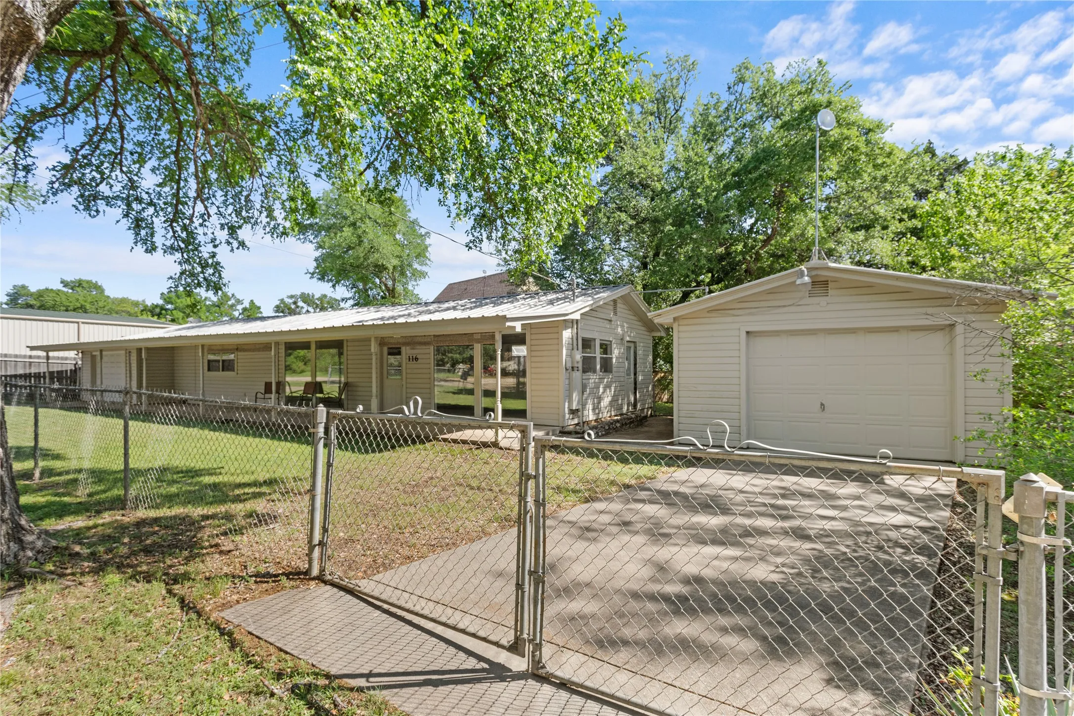 Single Family Residence For Sale in Bosque County , 116 County Road 1751, Clifton, Texas 76634, 2 Bedroom, 1 Bathroom, 2 Garage spaces, 1,120 Sqft, built in 1985, mls#21207588, Real Estate Agent in Clifton, Homes For Sale in Bosque county, Homes For Sale in Clifton, Realtor in Clifton Texas, Real Estate Brokerage Independent Realty Texas, Luminita Cordes Realtor