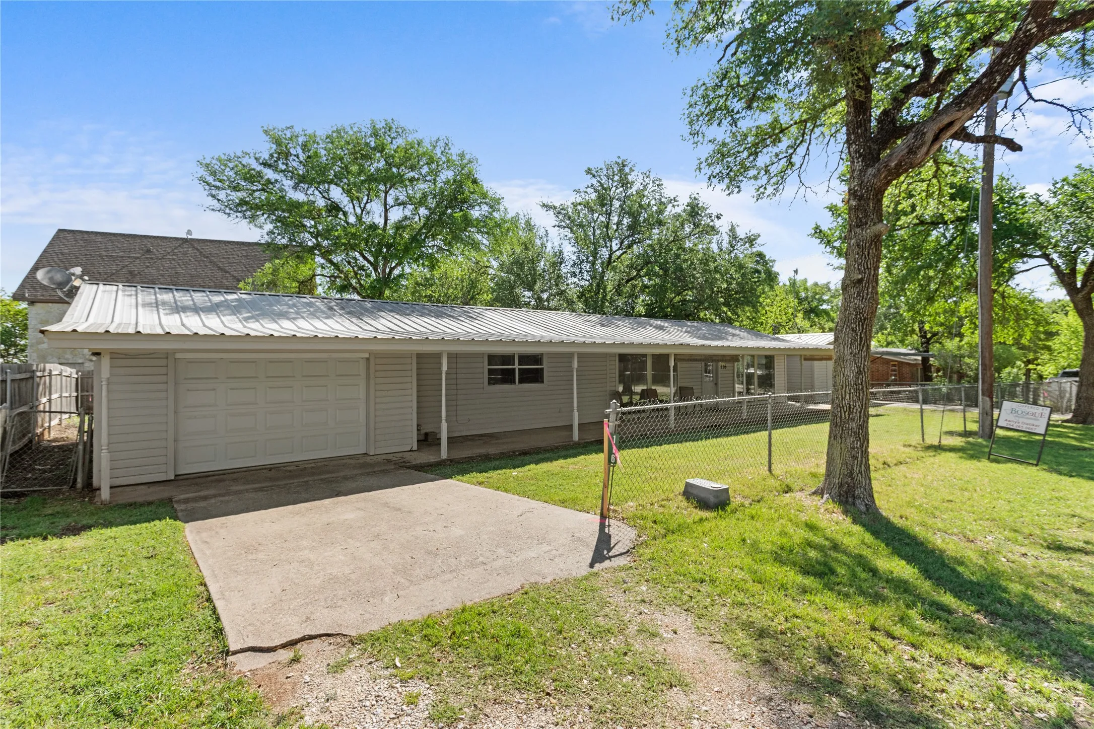 Single Family Residence For Sale in Bosque County , 116 County Road 1751, Clifton, Texas 76634, 2 Bedroom, 1 Bathroom, 2 Garage spaces, 1,120 Sqft, built in 1985, mls#21207588, Real Estate Agent in Clifton, Homes For Sale in Bosque county, Homes For Sale in Clifton, Realtor in Clifton Texas, Real Estate Brokerage Independent Realty Texas, Luminita Cordes Realtor