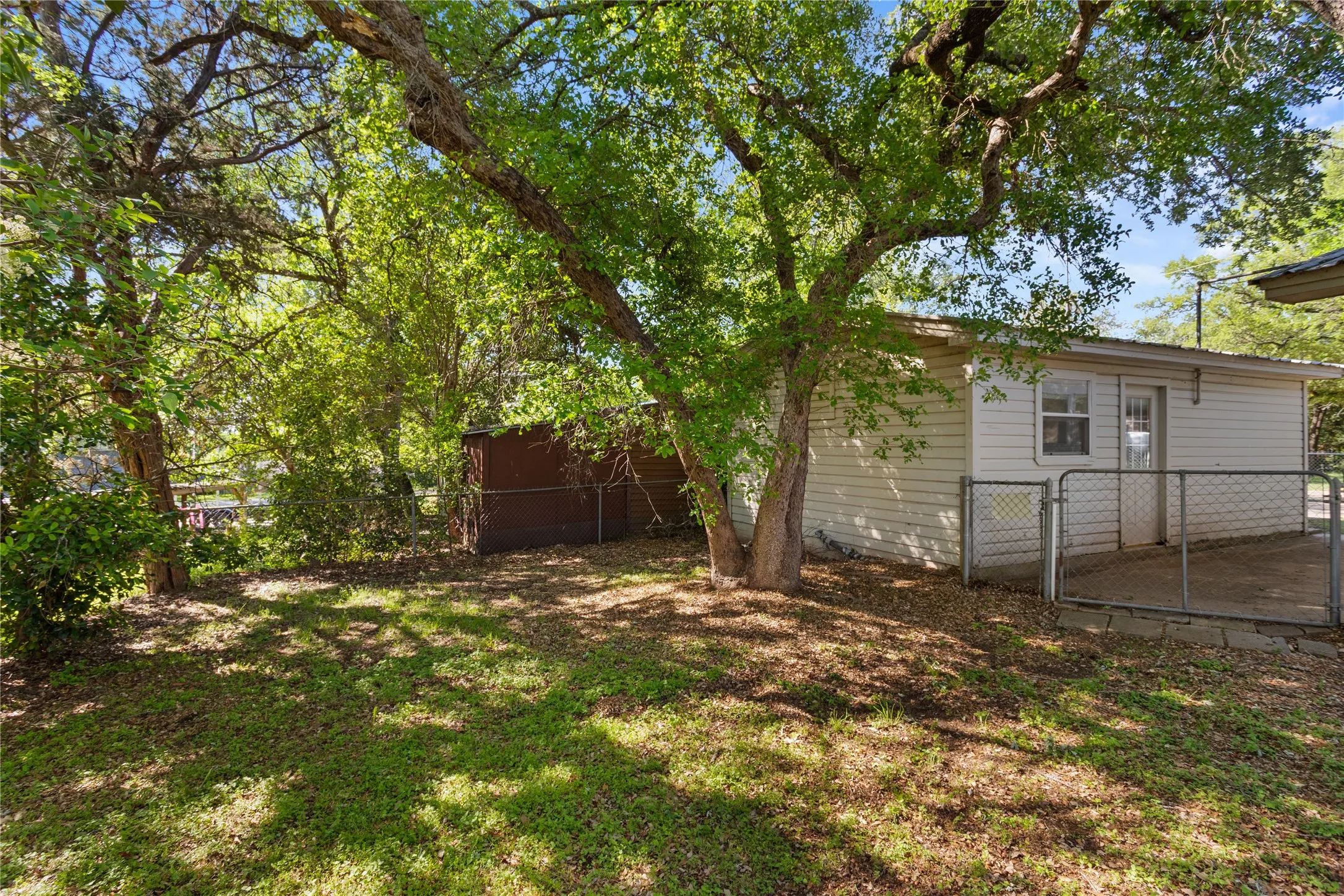Single Family Residence For Sale in Bosque County , 116 County Road 1751, Clifton, Texas 76634, 2 Bedroom, 1 Bathroom, 2 Garage spaces, 1,120 Sqft, built in 1985, mls#21207588, Real Estate Agent in Clifton, Homes For Sale in Bosque county, Homes For Sale in Clifton, Realtor in Clifton Texas, Real Estate Brokerage Independent Realty Texas, Luminita Cordes Realtor
