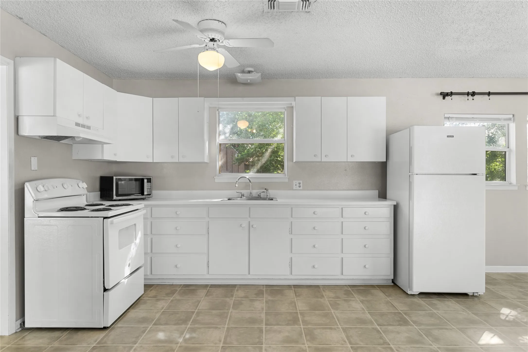 Single Family Residence For Sale in Bosque County , 116 County Road 1751, Clifton, Texas 76634, 2 Bedroom, 1 Bathroom, 2 Garage spaces, 1,120 Sqft, built in 1985, mls#21207588, Real Estate Agent in Clifton, Homes For Sale in Bosque county, Homes For Sale in Clifton, Realtor in Clifton Texas, Real Estate Brokerage Independent Realty Texas, Luminita Cordes Realtor