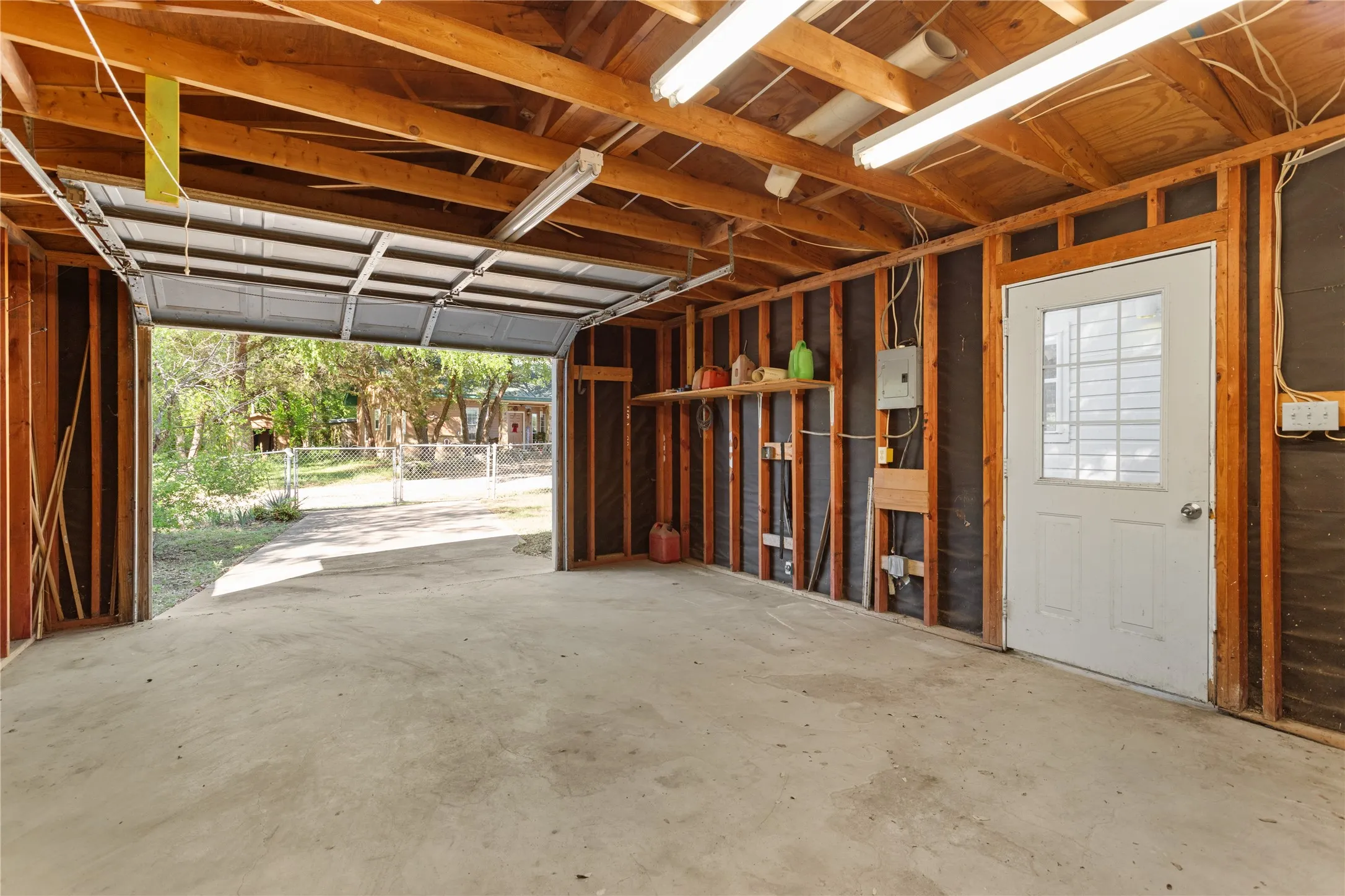 Single Family Residence For Sale in Bosque County , 116 County Road 1751, Clifton, Texas 76634, 2 Bedroom, 1 Bathroom, 2 Garage spaces, 1,120 Sqft, built in 1985, mls#21207588, Real Estate Agent in Clifton, Homes For Sale in Bosque county, Homes For Sale in Clifton, Realtor in Clifton Texas, Real Estate Brokerage Independent Realty Texas, Luminita Cordes Realtor