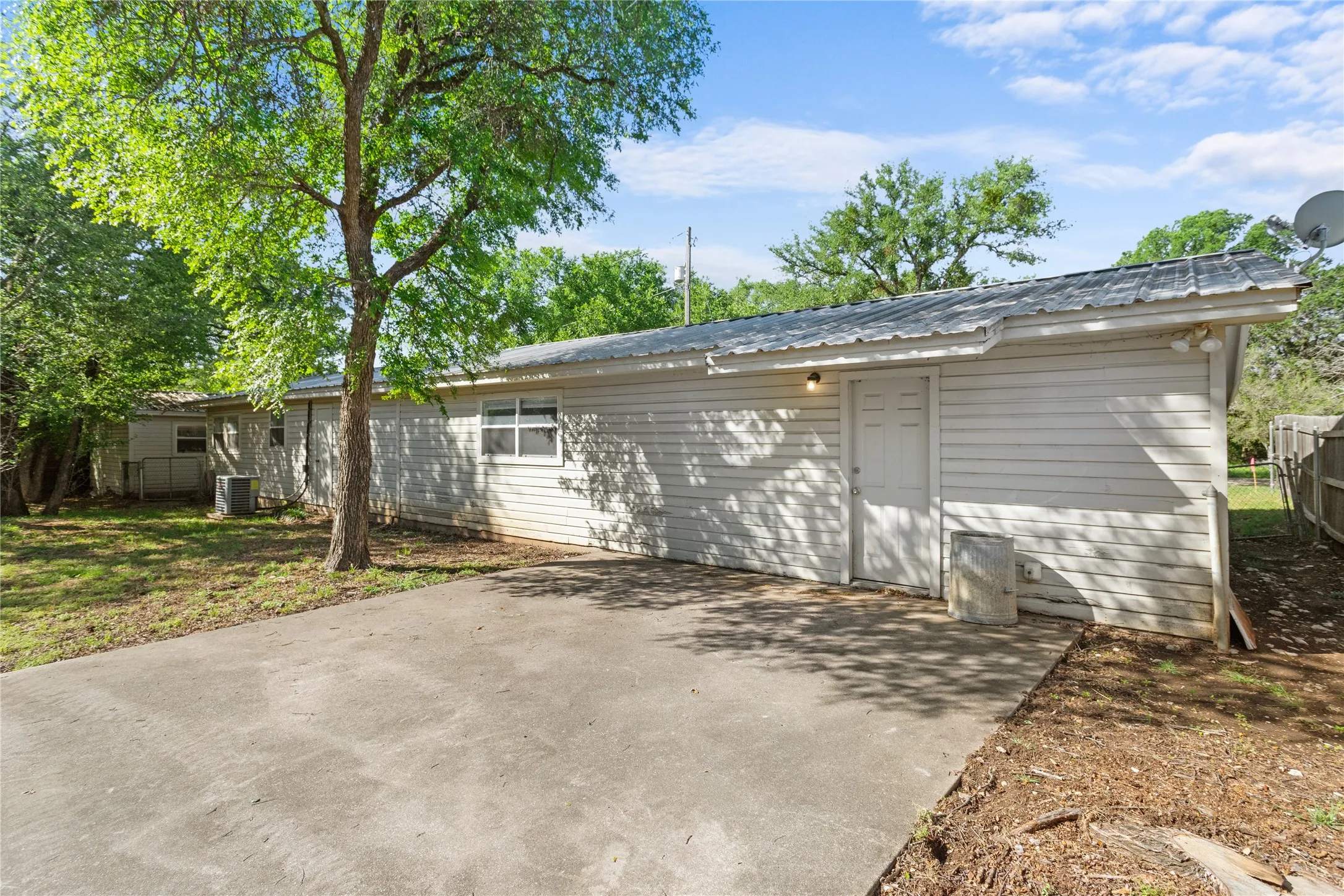 Single Family Residence For Sale in Bosque County , 116 County Road 1751, Clifton, Texas 76634, 2 Bedroom, 1 Bathroom, 2 Garage spaces, 1,120 Sqft, built in 1985, mls#21207588, Real Estate Agent in Clifton, Homes For Sale in Bosque county, Homes For Sale in Clifton, Realtor in Clifton Texas, Real Estate Brokerage Independent Realty Texas, Luminita Cordes Realtor