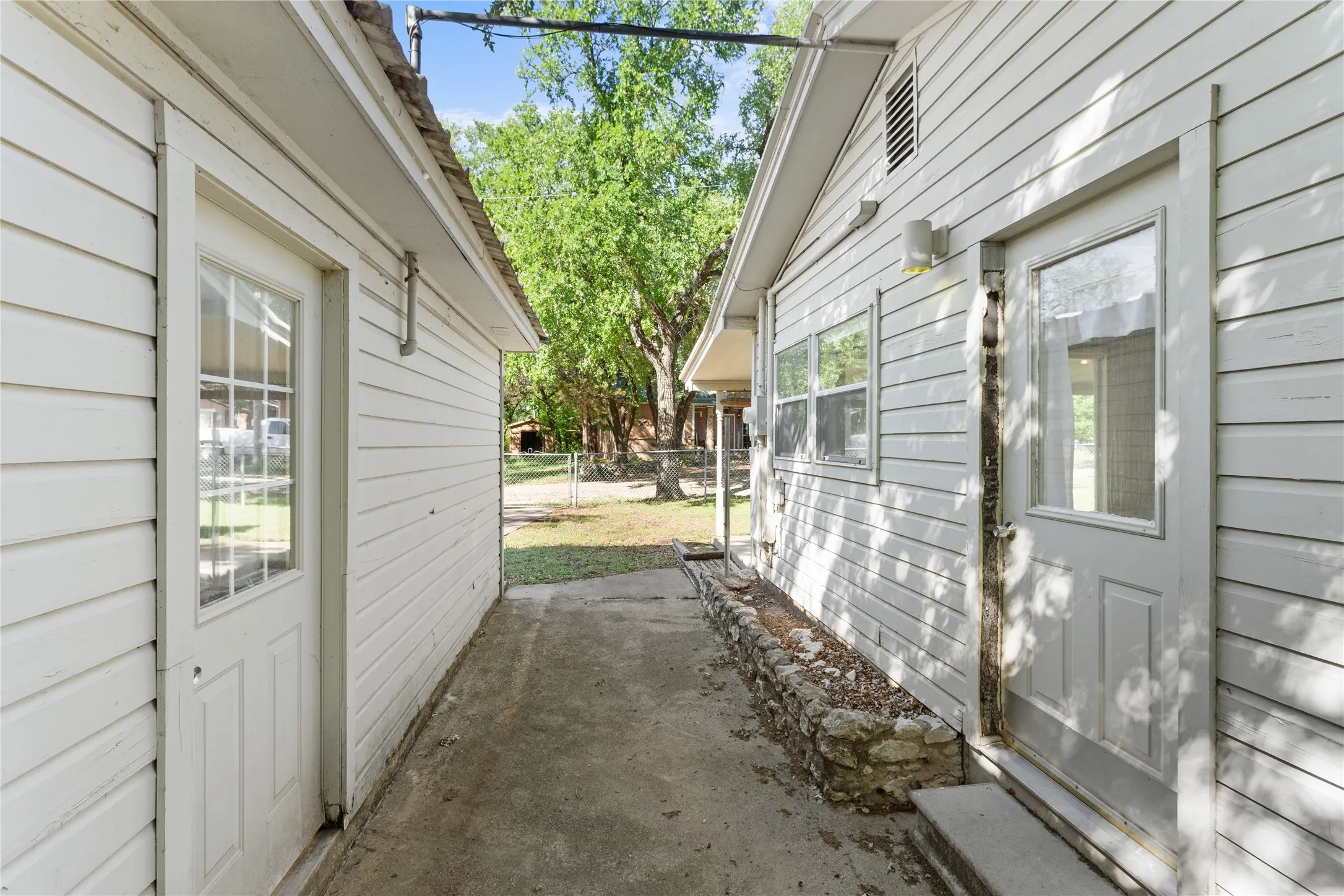 Single Family Residence For Sale in Bosque County , 116 County Road 1751, Clifton, Texas 76634, 2 Bedroom, 1 Bathroom, 2 Garage spaces, 1,120 Sqft, built in 1985, mls#21207588, Real Estate Agent in Clifton, Homes For Sale in Bosque county, Homes For Sale in Clifton, Realtor in Clifton Texas, Real Estate Brokerage Independent Realty Texas, Luminita Cordes Realtor