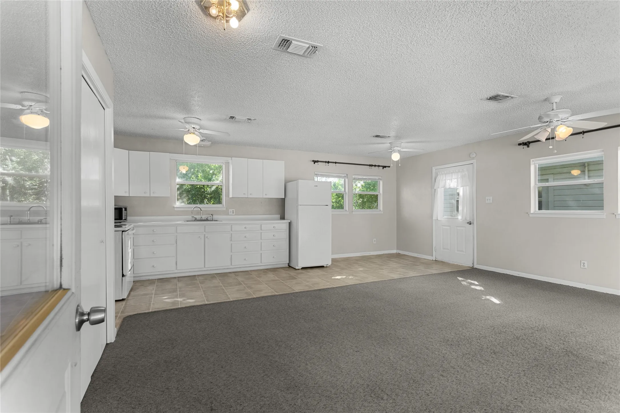 Single Family Residence For Sale in Bosque County , 116 County Road 1751, Clifton, Texas 76634, 2 Bedroom, 1 Bathroom, 2 Garage spaces, 1,120 Sqft, built in 1985, mls#21207588, Real Estate Agent in Clifton, Homes For Sale in Bosque county, Homes For Sale in Clifton, Realtor in Clifton Texas, Real Estate Brokerage Independent Realty Texas, Luminita Cordes Realtor