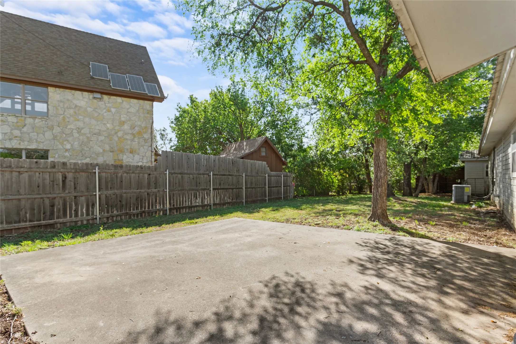 Single Family Residence For Sale in Bosque County , 116 County Road 1751, Clifton, Texas 76634, 2 Bedroom, 1 Bathroom, 2 Garage spaces, 1,120 Sqft, built in 1985, mls#21207588, Real Estate Agent in Clifton, Homes For Sale in Bosque county, Homes For Sale in Clifton, Realtor in Clifton Texas, Real Estate Brokerage Independent Realty Texas, Luminita Cordes Realtor