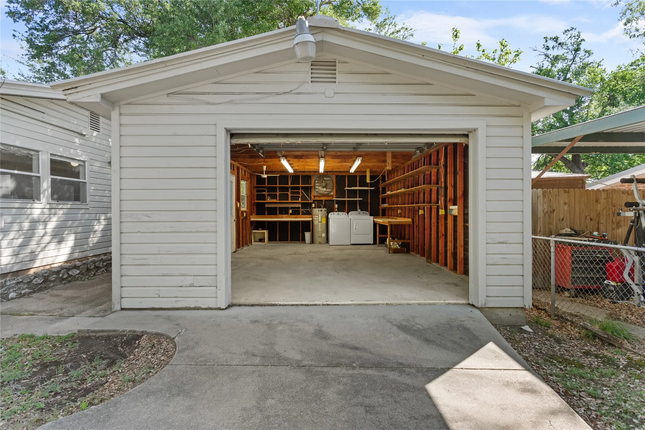 Single Family Residence For Sale in Bosque County , 116 County Road 1751, Clifton, Texas 76634, 2 Bedroom, 1 Bathroom, 2 Garage spaces, 1,120 Sqft, built in 1985, mls#21207588, Real Estate Agent in Clifton, Homes For Sale in Bosque county, Homes For Sale in Clifton, Realtor in Clifton Texas, Real Estate Brokerage Independent Realty Texas, Luminita Cordes Realtor