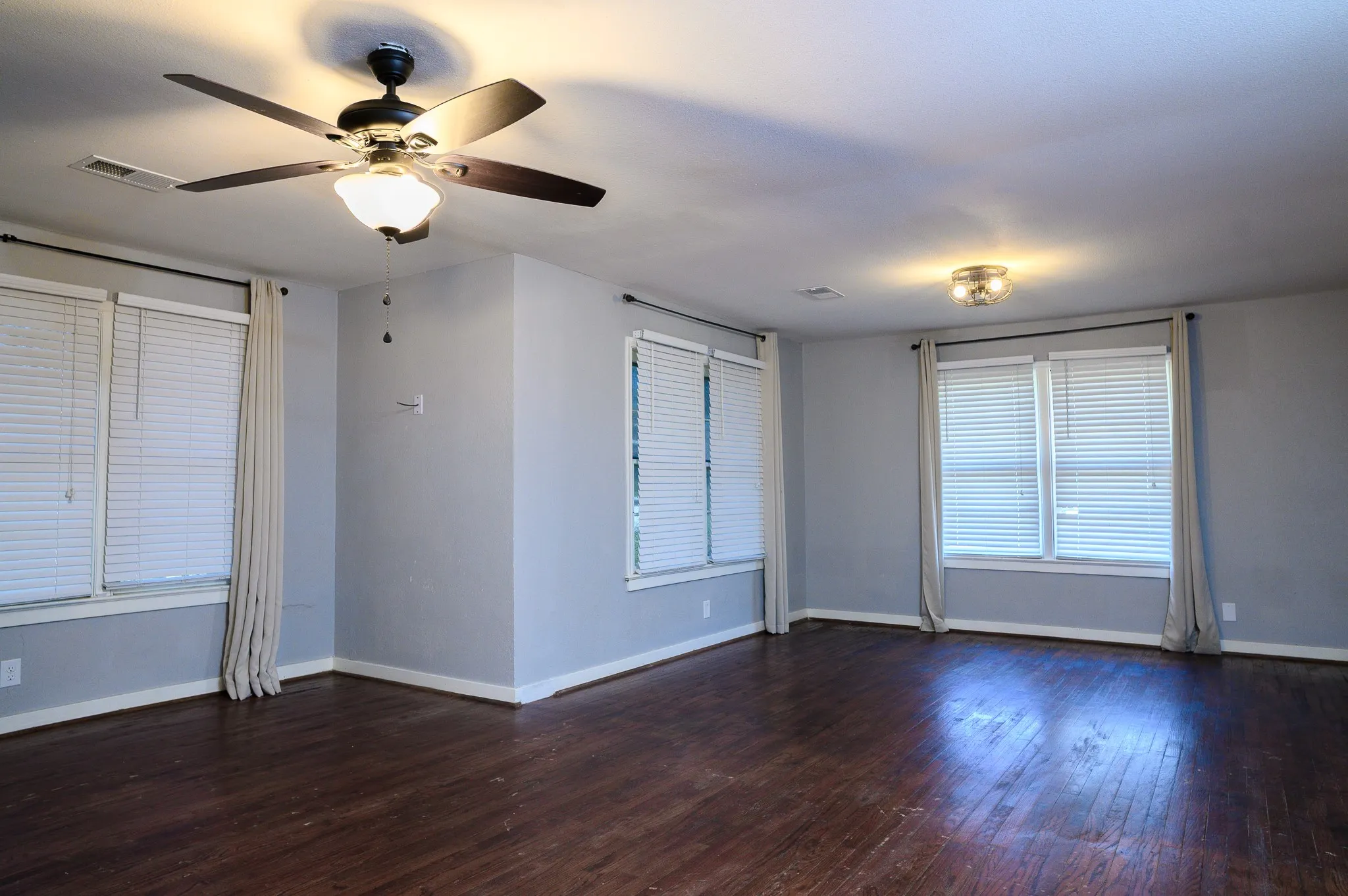 Single Family Residence For Sale in Grayson County , 1500 S Scullin Avenue, Denison, Texas 75020, 3 Bedroom, 1 Bathroom, Garage spaces, 1,281 Sqft, built in 1950, mls#21207579, Real Estate Agent in Denison, Homes For Sale in Grayson county, Homes For Sale in Denison, Realtor in Denison Texas, Real Estate Brokerage Independent Realty Texas, Luminita Cordes Realtor