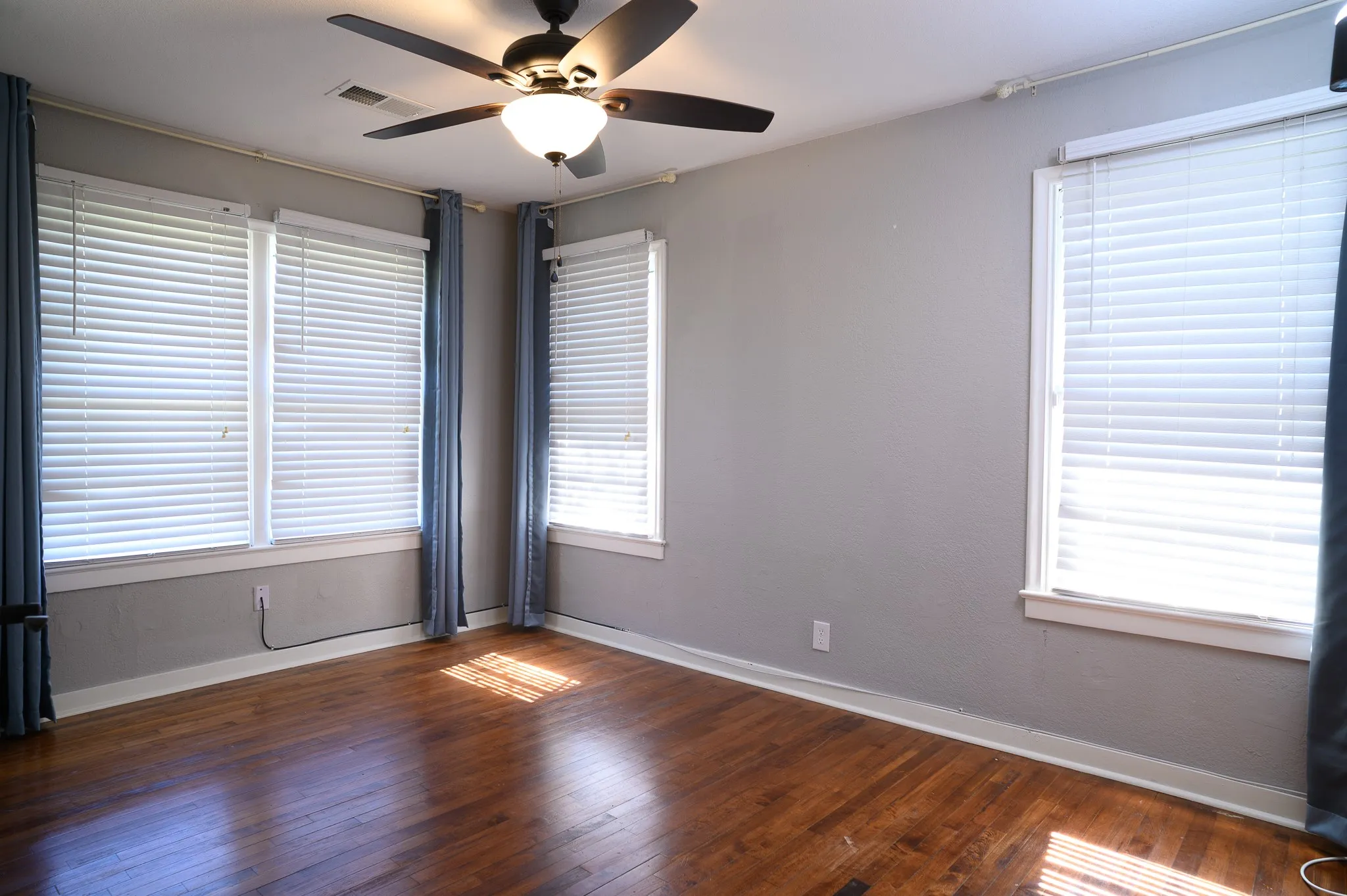 Single Family Residence For Sale in Grayson County , 1500 S Scullin Avenue, Denison, Texas 75020, 3 Bedroom, 1 Bathroom, Garage spaces, 1,281 Sqft, built in 1950, mls#21207579, Real Estate Agent in Denison, Homes For Sale in Grayson county, Homes For Sale in Denison, Realtor in Denison Texas, Real Estate Brokerage Independent Realty Texas, Luminita Cordes Realtor