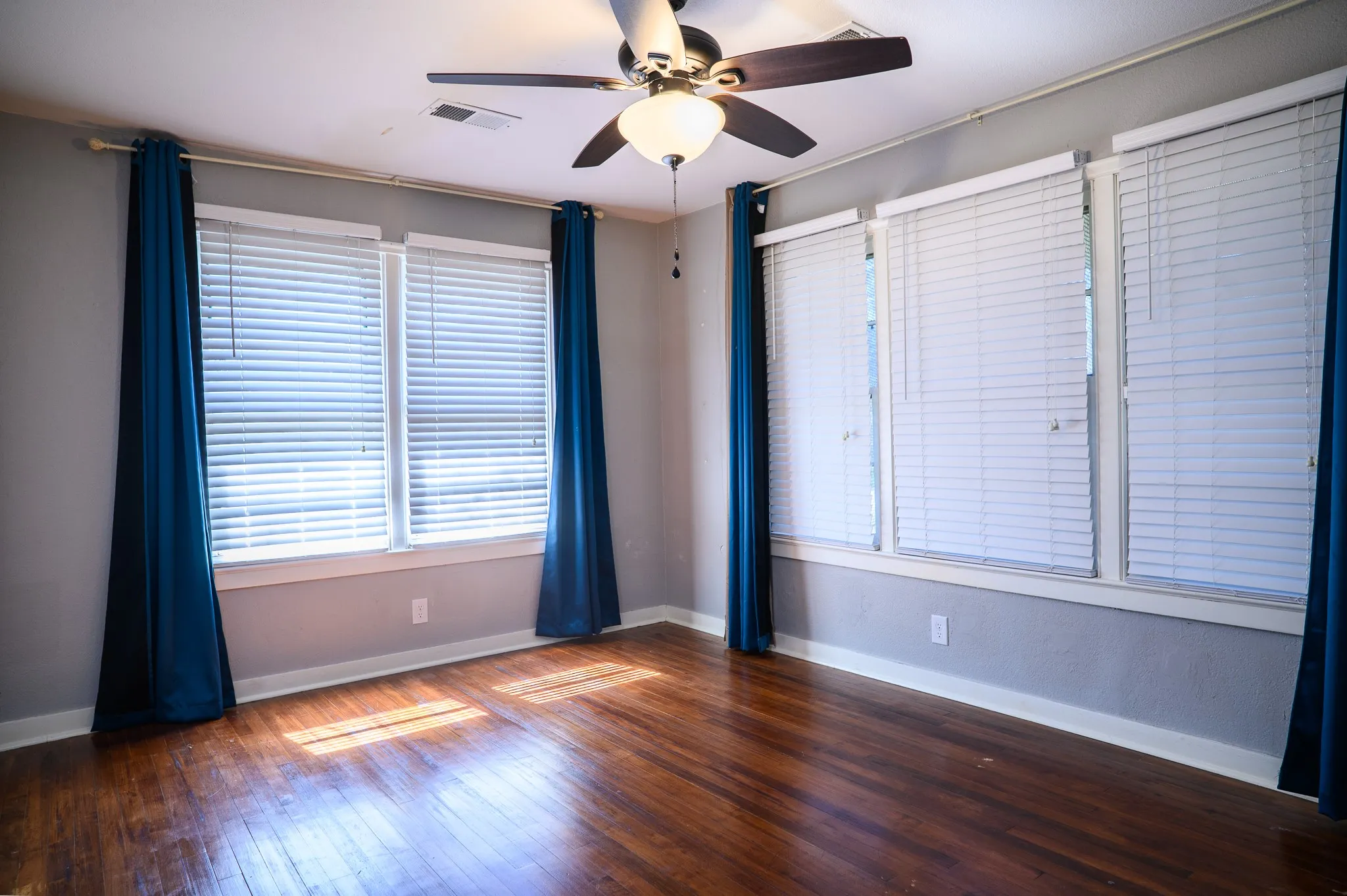 Single Family Residence For Sale in Grayson County , 1500 S Scullin Avenue, Denison, Texas 75020, 3 Bedroom, 1 Bathroom, Garage spaces, 1,281 Sqft, built in 1950, mls#21207579, Real Estate Agent in Denison, Homes For Sale in Grayson county, Homes For Sale in Denison, Realtor in Denison Texas, Real Estate Brokerage Independent Realty Texas, Luminita Cordes Realtor