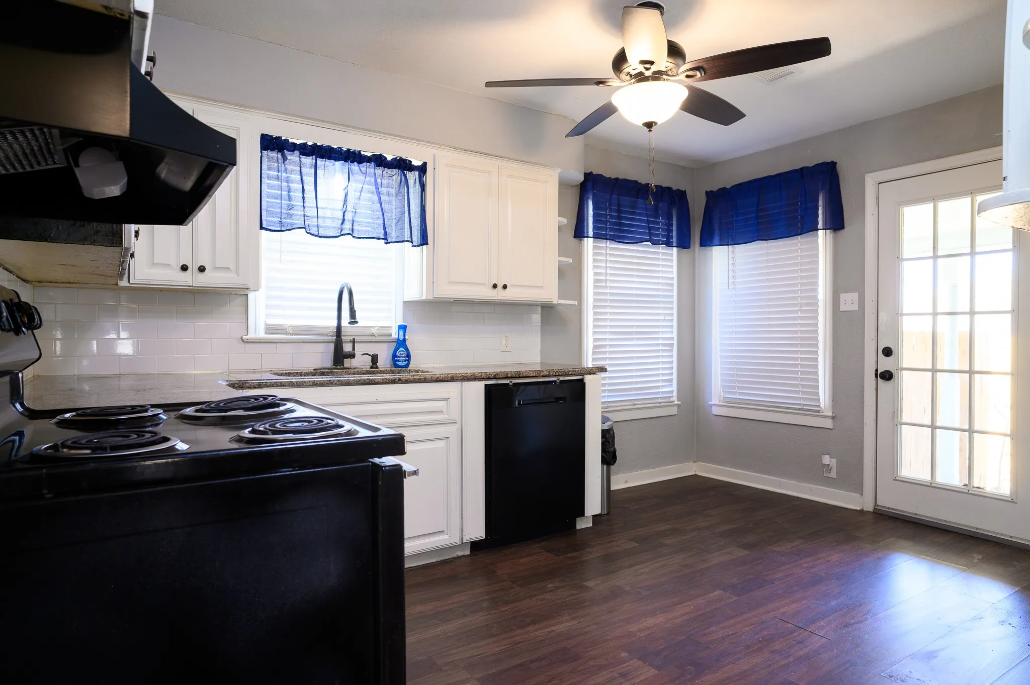 Single Family Residence For Sale in Grayson County , 1500 S Scullin Avenue, Denison, Texas 75020, 3 Bedroom, 1 Bathroom, Garage spaces, 1,281 Sqft, built in 1950, mls#21207579, Real Estate Agent in Denison, Homes For Sale in Grayson county, Homes For Sale in Denison, Realtor in Denison Texas, Real Estate Brokerage Independent Realty Texas, Luminita Cordes Realtor