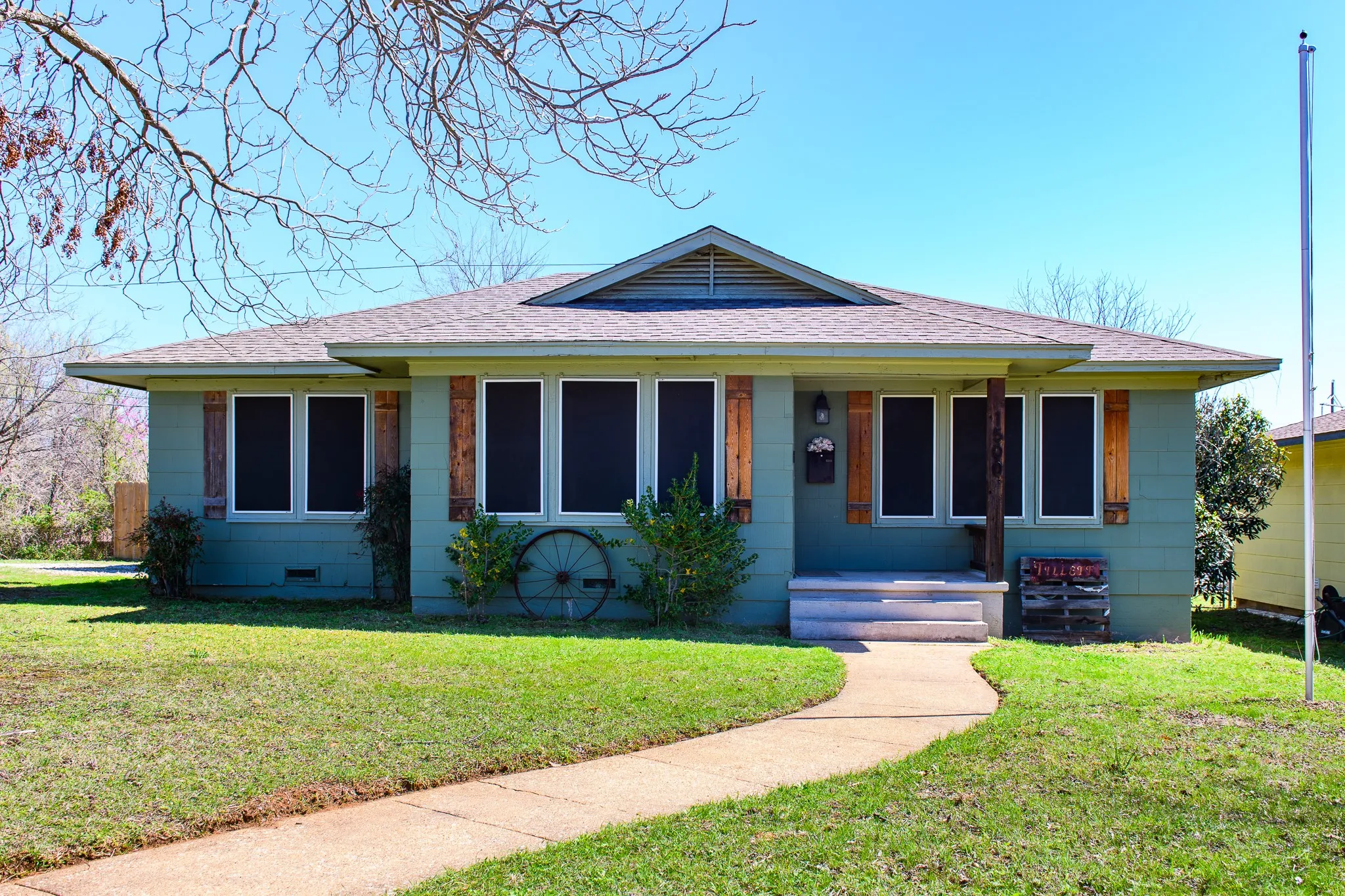 Single Family Residence For Sale in Grayson County , 1500 S Scullin Avenue, Denison, Texas 75020, 3 Bedroom, 1 Bathroom, Garage spaces, 1,281 Sqft, built in 1950, mls#21207579, Real Estate Agent in Denison, Homes For Sale in Grayson county, Homes For Sale in Denison, Realtor in Denison Texas, Real Estate Brokerage Independent Realty Texas, Luminita Cordes Realtor