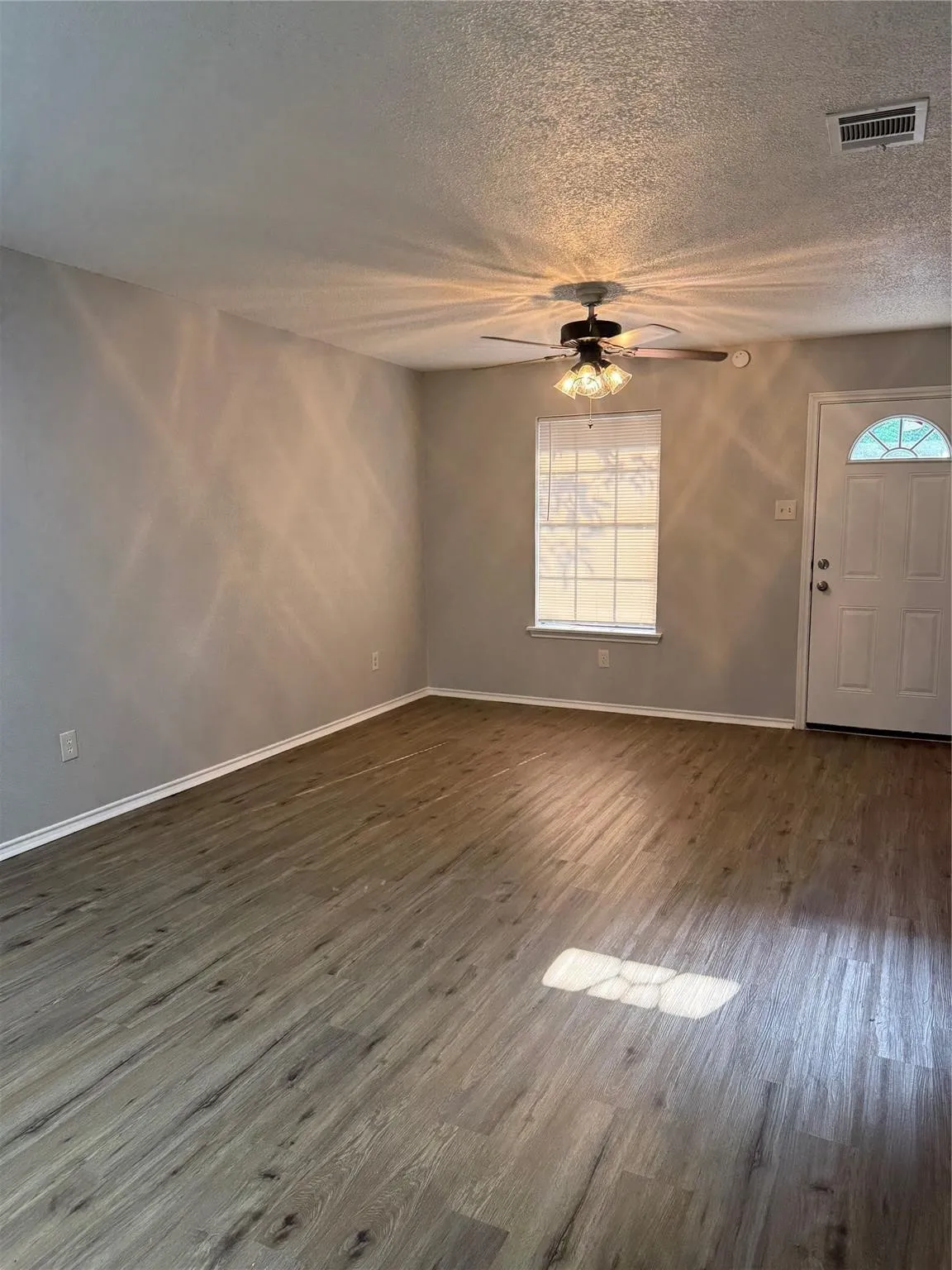 Triplex For Rent in Kaufman County , 304 E Hickory Street B, Kaufman, Texas 75142, 3 Bedroom, 2 Bathroom, Garage spaces, 1,045 Sqft, built in 1992, Preowned, mls#21207607, Real Estate Agent in Kaufman, Homes For Rent in Kaufman county, Homes For Rent in Kaufman, Realtor in Kaufman Texas, Real Estate Brokerage Independent Realty Texas, Luminita Cordes Realtor