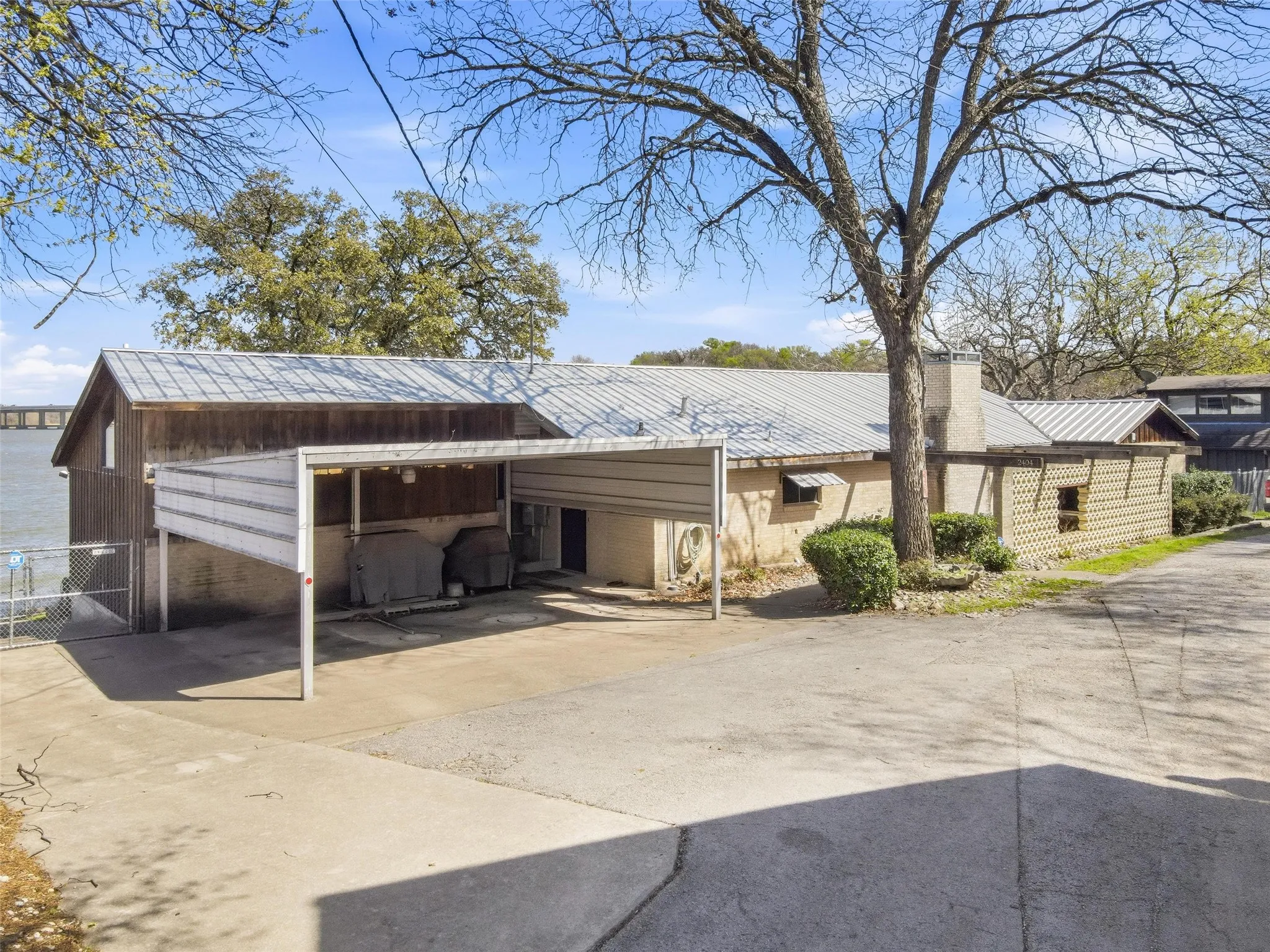Single Family Residence For Sale in Tarrant County , 2404 Indian Cove Street, Fort Worth, Texas 76108, 3 Bedrooms, 3 Bathrooms, 4 Garage spaces, 2,445 Sqft, built in 1997, Preowned, Price $799,000, mls#21204048, Real Estate Agent in Fort Worth, Homes For Sale in Tarrant county, Homes For Sale in Fort Worth, Realtor in Fort Worth Texas, Real Estate Brokerage Independent Realty Texas, Luminita Cordes Realtor