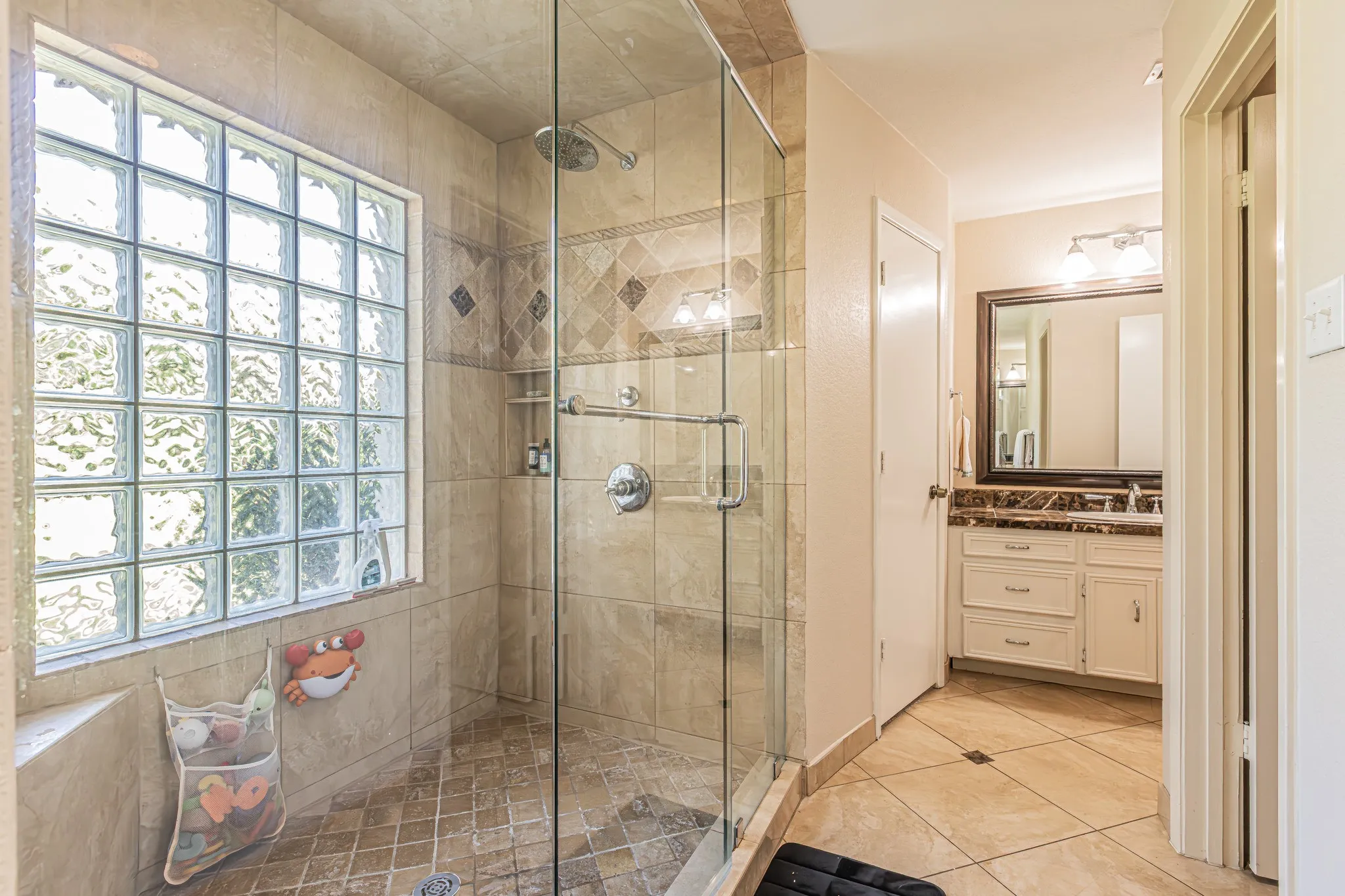 Single Family Residence For Sale in Tarrant County , 18 Crosslands Road, Benbrook, Texas 76132, 3 Bedroom, 3 Bathroom, 3 Garage spaces, 3,047 Sqft, built in 1979, Preowned, mls#21204381, Real Estate Agent in Benbrook, Homes For Sale in Tarrant county, Homes For Sale in Benbrook, Realtor in Benbrook Texas, Real Estate Brokerage Independent Realty Texas, Luminita Cordes Realtor