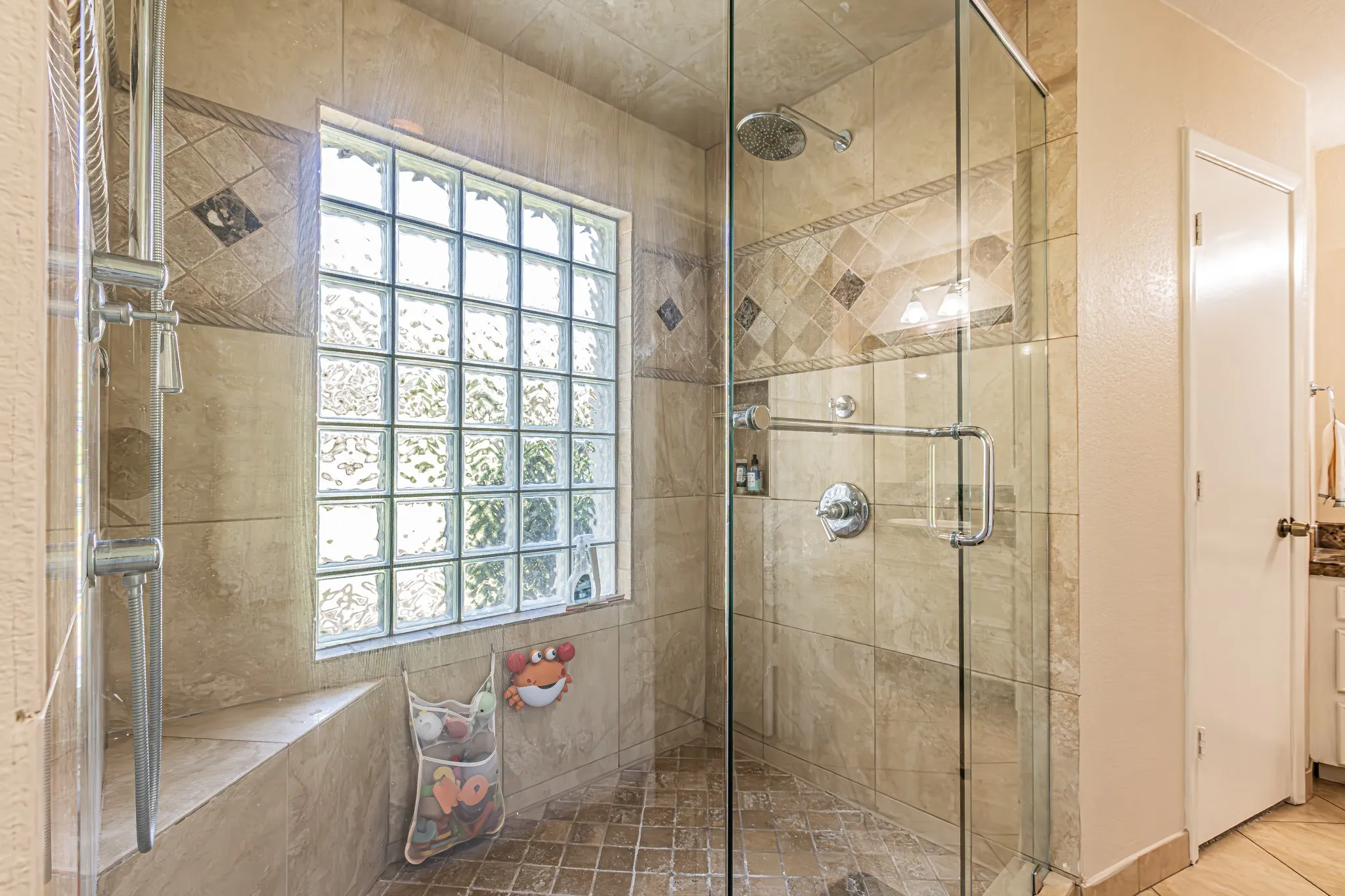 Single Family Residence For Sale in Tarrant County , 18 Crosslands Road, Benbrook, Texas 76132, 3 Bedroom, 3 Bathroom, 3 Garage spaces, 3,047 Sqft, built in 1979, Preowned, mls#21204381, Real Estate Agent in Benbrook, Homes For Sale in Tarrant county, Homes For Sale in Benbrook, Realtor in Benbrook Texas, Real Estate Brokerage Independent Realty Texas, Luminita Cordes Realtor