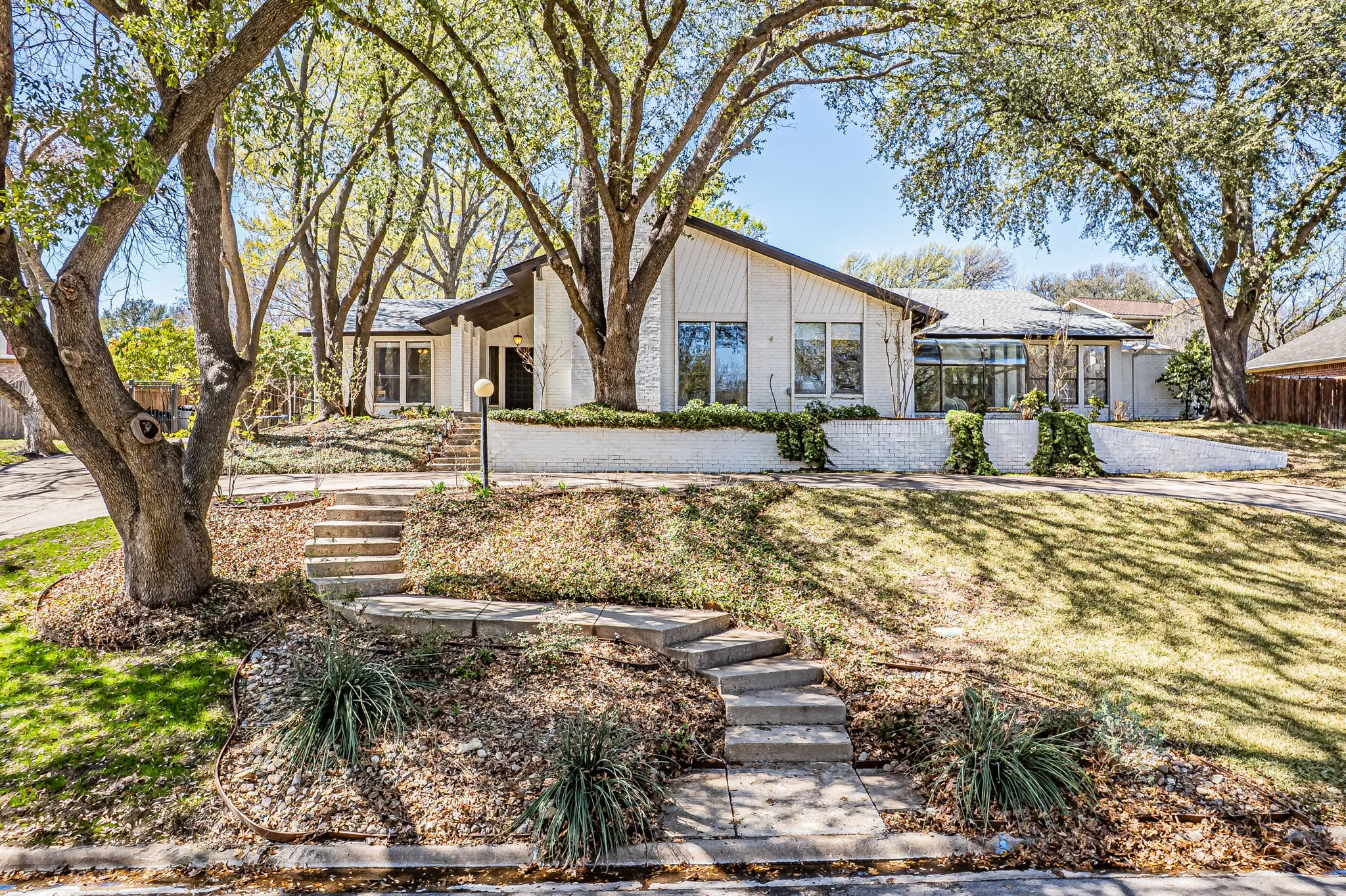 Single Family Residence For Sale in Tarrant County , 18 Crosslands Road, Benbrook, Texas 76132, 3 Bedroom, 3 Bathroom, 3 Garage spaces, 3,047 Sqft, built in 1979, Preowned, mls#21204381, Real Estate Agent in Benbrook, Homes For Sale in Tarrant county, Homes For Sale in Benbrook, Realtor in Benbrook Texas, Real Estate Brokerage Independent Realty Texas, Luminita Cordes Realtor