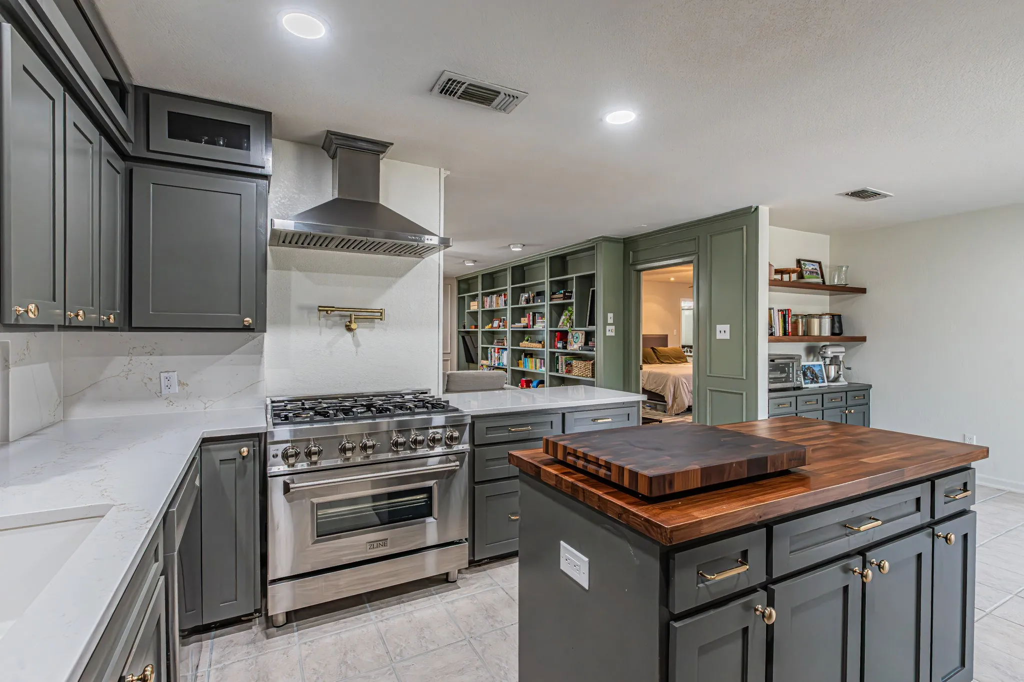Single Family Residence For Sale in Tarrant County , 18 Crosslands Road, Benbrook, Texas 76132, 3 Bedroom, 3 Bathroom, 3 Garage spaces, 3,047 Sqft, built in 1979, Preowned, mls#21204381, Real Estate Agent in Benbrook, Homes For Sale in Tarrant county, Homes For Sale in Benbrook, Realtor in Benbrook Texas, Real Estate Brokerage Independent Realty Texas, Luminita Cordes Realtor