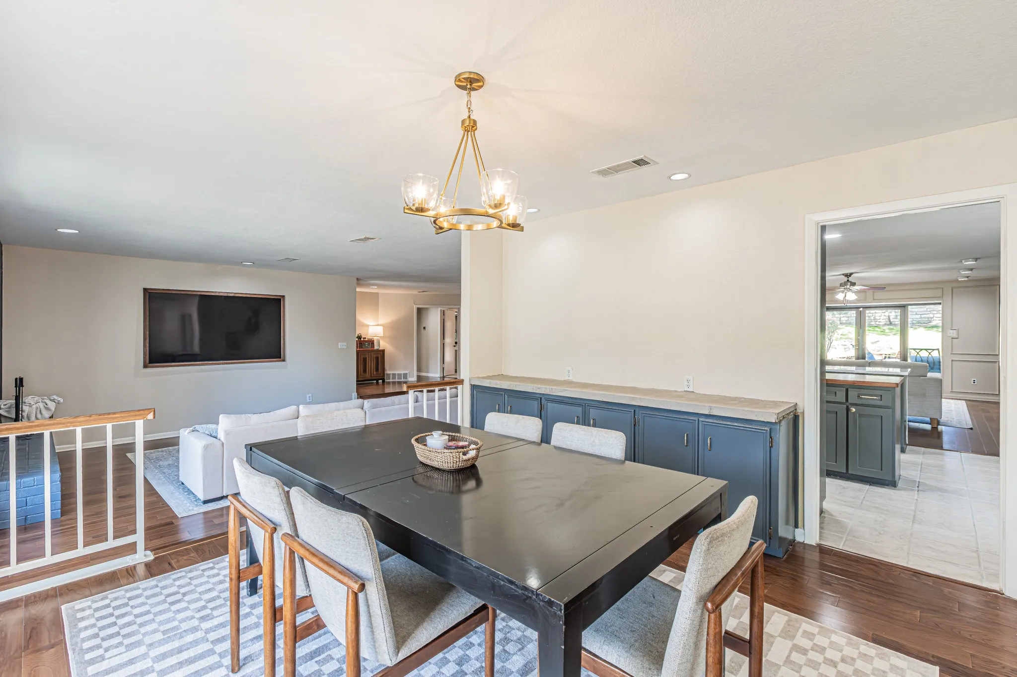 Single Family Residence For Sale in Tarrant County , 18 Crosslands Road, Benbrook, Texas 76132, 3 Bedroom, 3 Bathroom, 3 Garage spaces, 3,047 Sqft, built in 1979, Preowned, mls#21204381, Real Estate Agent in Benbrook, Homes For Sale in Tarrant county, Homes For Sale in Benbrook, Realtor in Benbrook Texas, Real Estate Brokerage Independent Realty Texas, Luminita Cordes Realtor