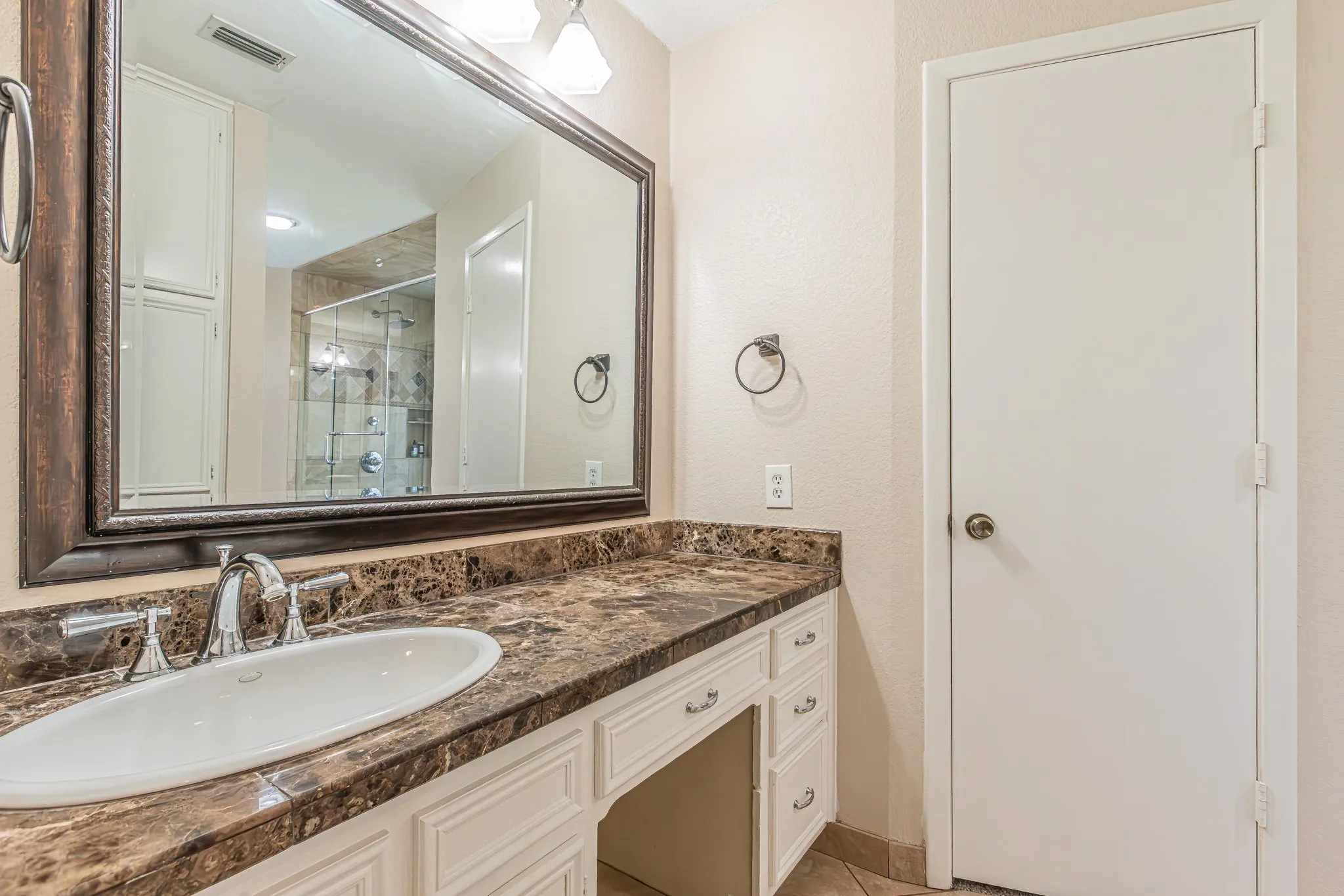 Single Family Residence For Sale in Tarrant County , 18 Crosslands Road, Benbrook, Texas 76132, 3 Bedroom, 3 Bathroom, 3 Garage spaces, 3,047 Sqft, built in 1979, Preowned, mls#21204381, Real Estate Agent in Benbrook, Homes For Sale in Tarrant county, Homes For Sale in Benbrook, Realtor in Benbrook Texas, Real Estate Brokerage Independent Realty Texas, Luminita Cordes Realtor