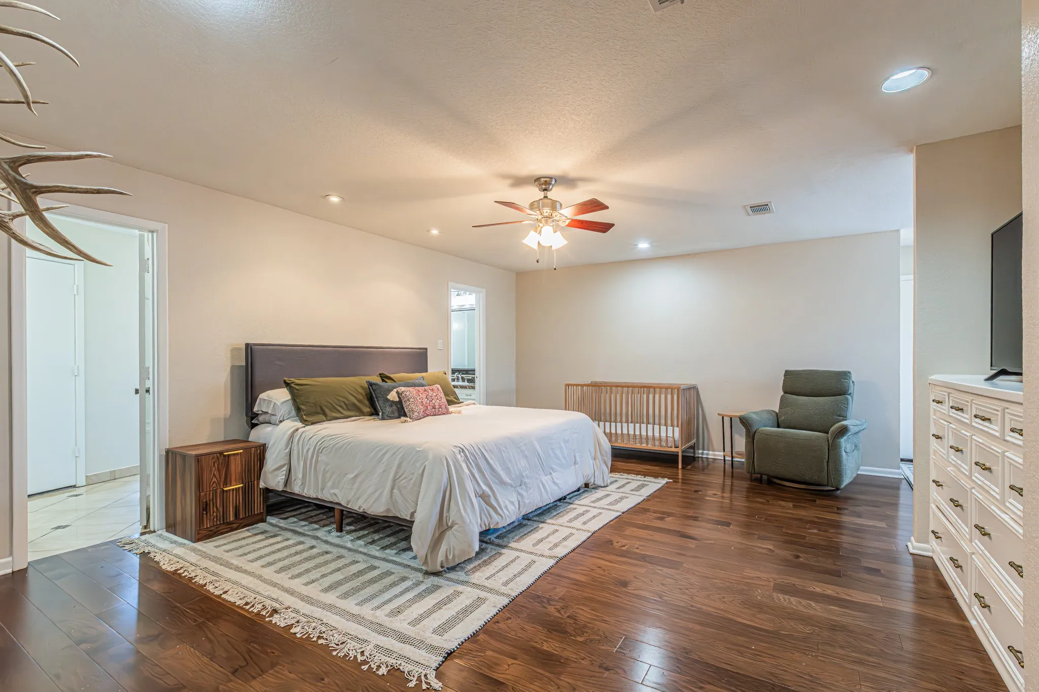 Single Family Residence For Sale in Tarrant County , 18 Crosslands Road, Benbrook, Texas 76132, 3 Bedroom, 3 Bathroom, 3 Garage spaces, 3,047 Sqft, built in 1979, Preowned, mls#21204381, Real Estate Agent in Benbrook, Homes For Sale in Tarrant county, Homes For Sale in Benbrook, Realtor in Benbrook Texas, Real Estate Brokerage Independent Realty Texas, Luminita Cordes Realtor