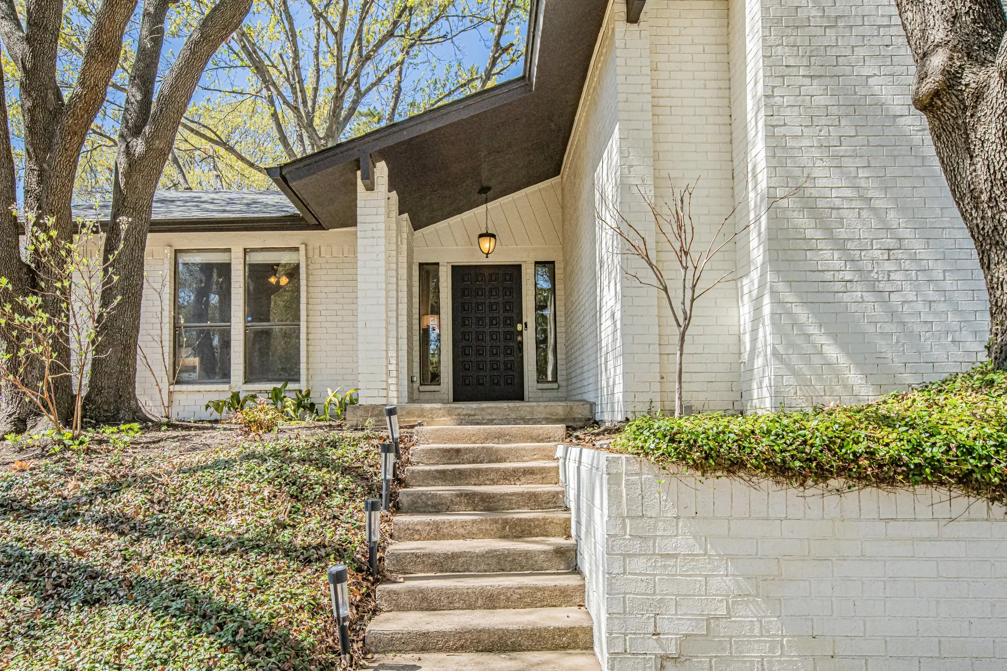 Single Family Residence For Sale in Tarrant County , 18 Crosslands Road, Benbrook, Texas 76132, 3 Bedroom, 3 Bathroom, 3 Garage spaces, 3,047 Sqft, built in 1979, Preowned, mls#21204381, Real Estate Agent in Benbrook, Homes For Sale in Tarrant county, Homes For Sale in Benbrook, Realtor in Benbrook Texas, Real Estate Brokerage Independent Realty Texas, Luminita Cordes Realtor