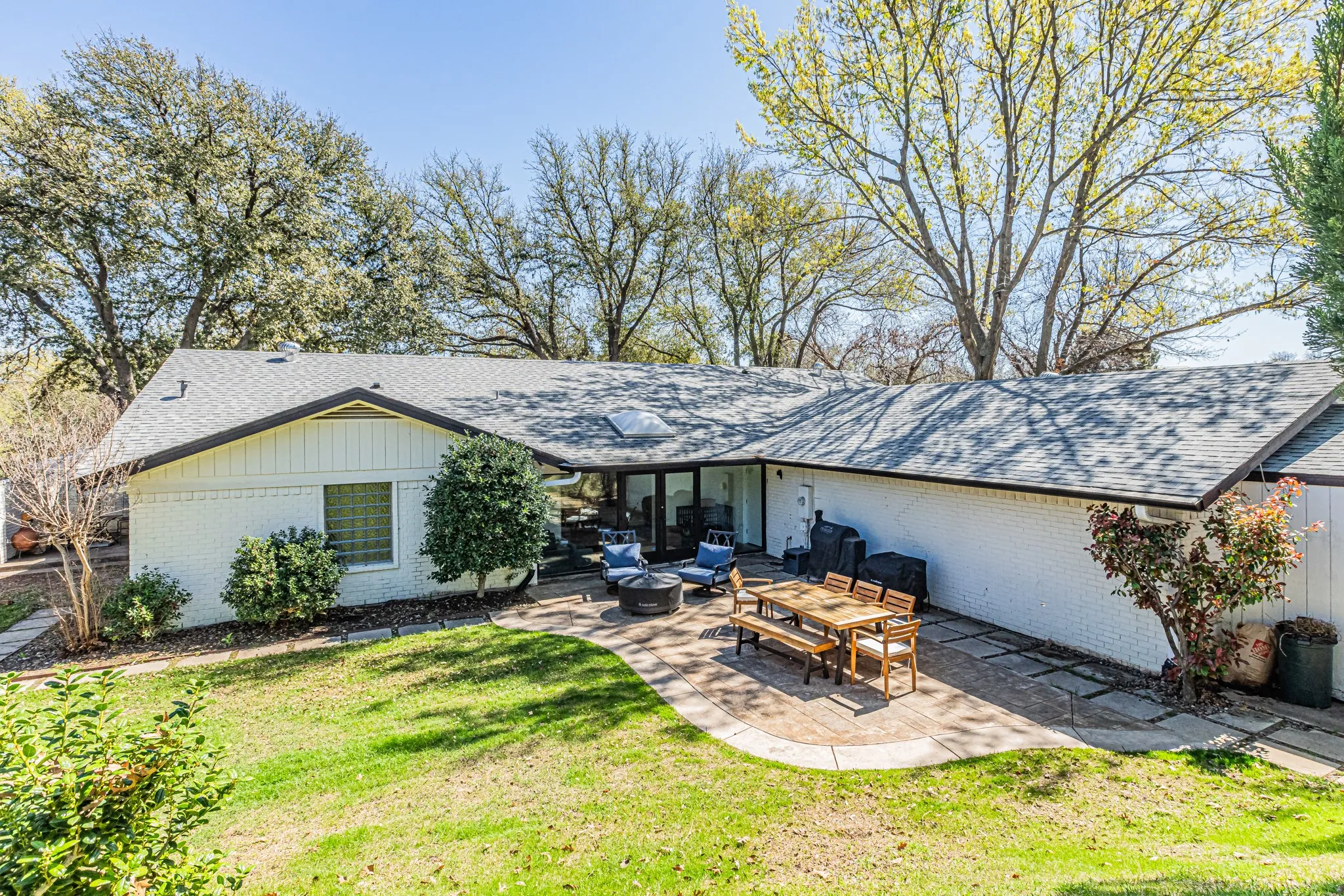 Single Family Residence For Sale in Tarrant County , 18 Crosslands Road, Benbrook, Texas 76132, 3 Bedroom, 3 Bathroom, 3 Garage spaces, 3,047 Sqft, built in 1979, Preowned, mls#21204381, Real Estate Agent in Benbrook, Homes For Sale in Tarrant county, Homes For Sale in Benbrook, Realtor in Benbrook Texas, Real Estate Brokerage Independent Realty Texas, Luminita Cordes Realtor