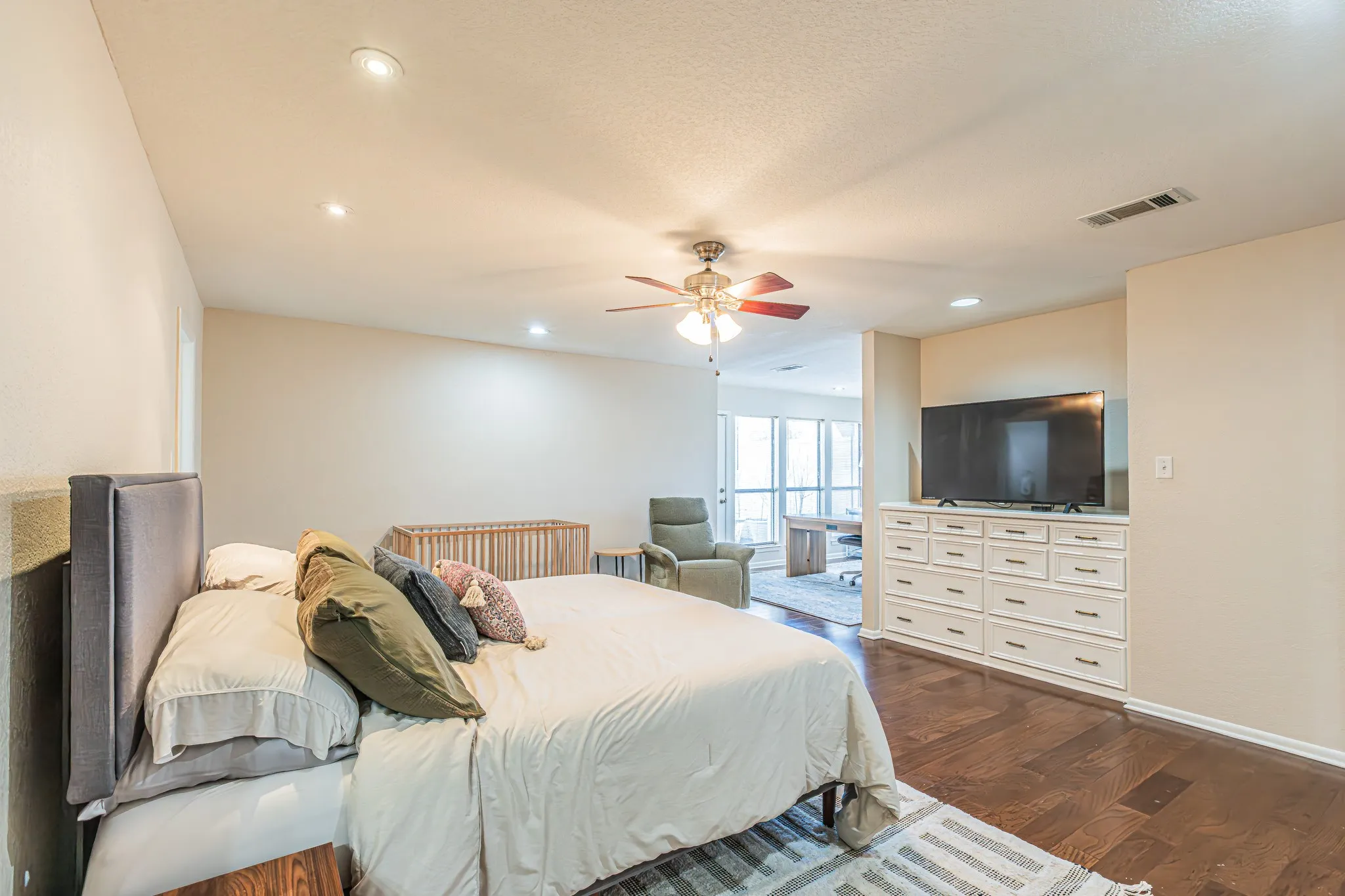Single Family Residence For Sale in Tarrant County , 18 Crosslands Road, Benbrook, Texas 76132, 3 Bedroom, 3 Bathroom, 3 Garage spaces, 3,047 Sqft, built in 1979, Preowned, mls#21204381, Real Estate Agent in Benbrook, Homes For Sale in Tarrant county, Homes For Sale in Benbrook, Realtor in Benbrook Texas, Real Estate Brokerage Independent Realty Texas, Luminita Cordes Realtor