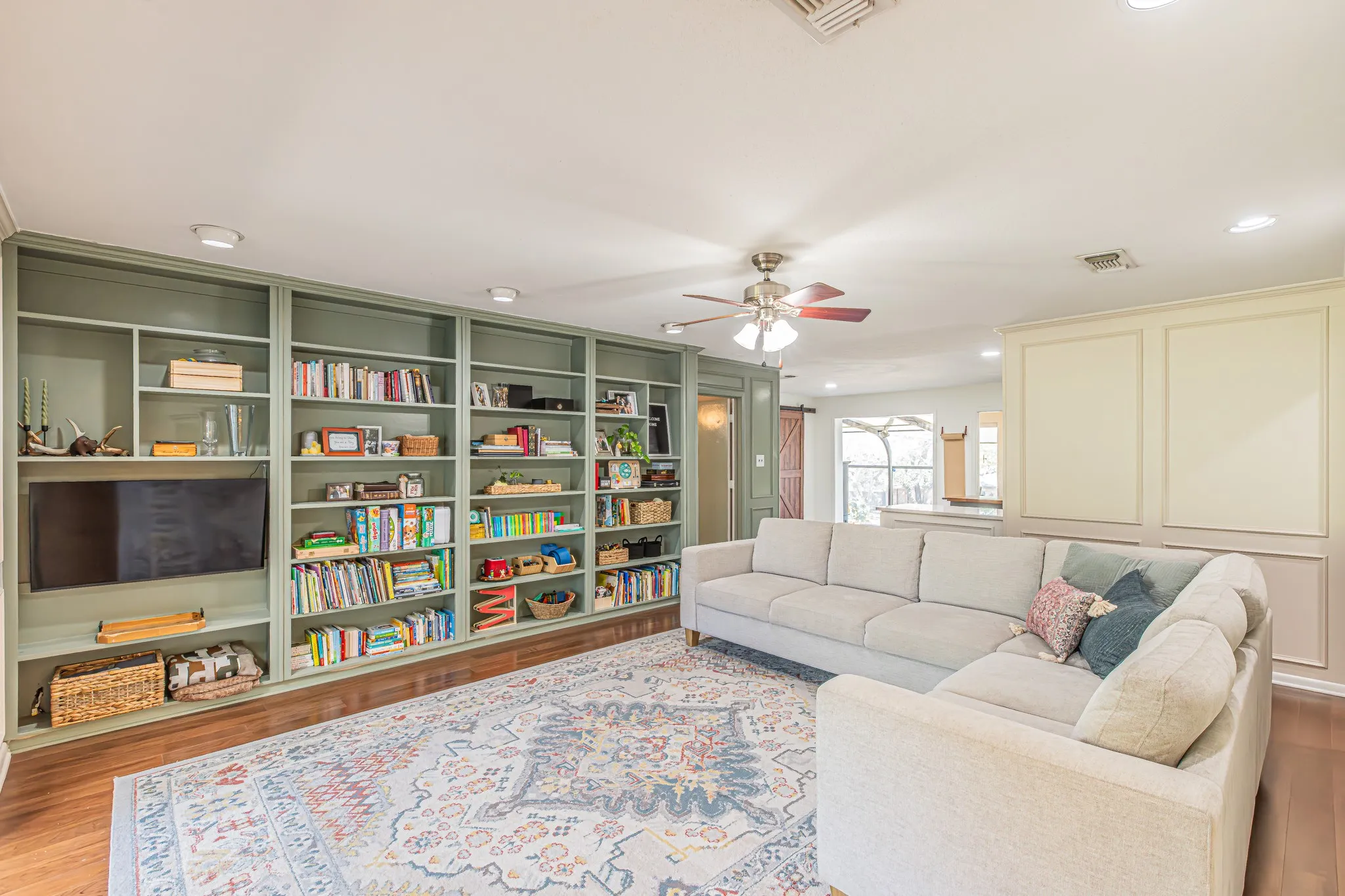 Single Family Residence For Sale in Tarrant County , 18 Crosslands Road, Benbrook, Texas 76132, 3 Bedroom, 3 Bathroom, 3 Garage spaces, 3,047 Sqft, built in 1979, Preowned, mls#21204381, Real Estate Agent in Benbrook, Homes For Sale in Tarrant county, Homes For Sale in Benbrook, Realtor in Benbrook Texas, Real Estate Brokerage Independent Realty Texas, Luminita Cordes Realtor