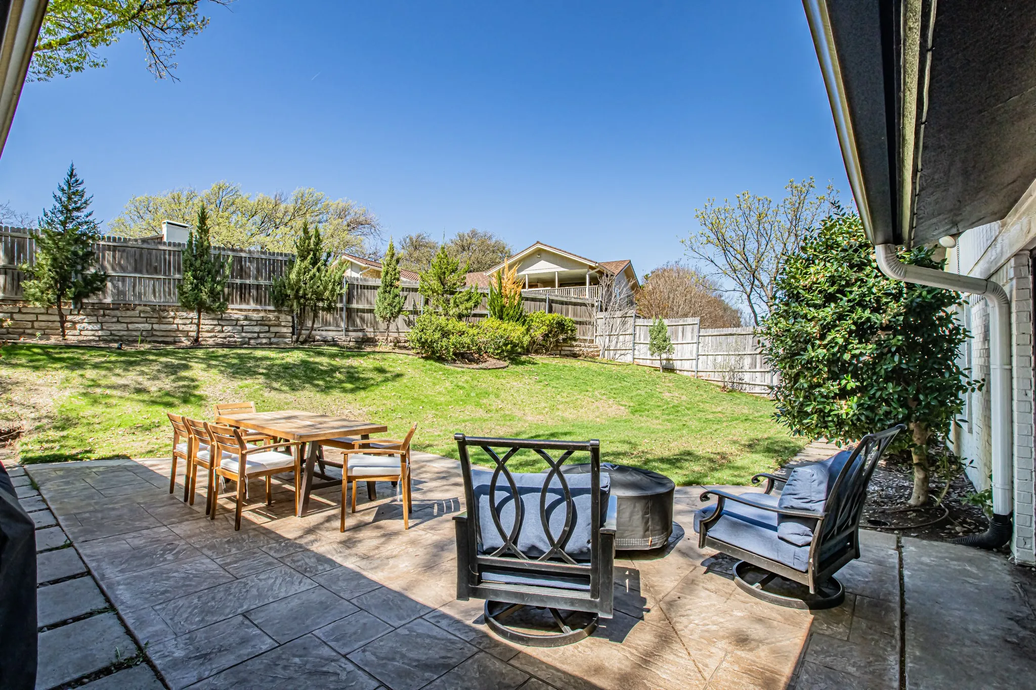 Single Family Residence For Sale in Tarrant County , 18 Crosslands Road, Benbrook, Texas 76132, 3 Bedroom, 3 Bathroom, 3 Garage spaces, 3,047 Sqft, built in 1979, Preowned, mls#21204381, Real Estate Agent in Benbrook, Homes For Sale in Tarrant county, Homes For Sale in Benbrook, Realtor in Benbrook Texas, Real Estate Brokerage Independent Realty Texas, Luminita Cordes Realtor