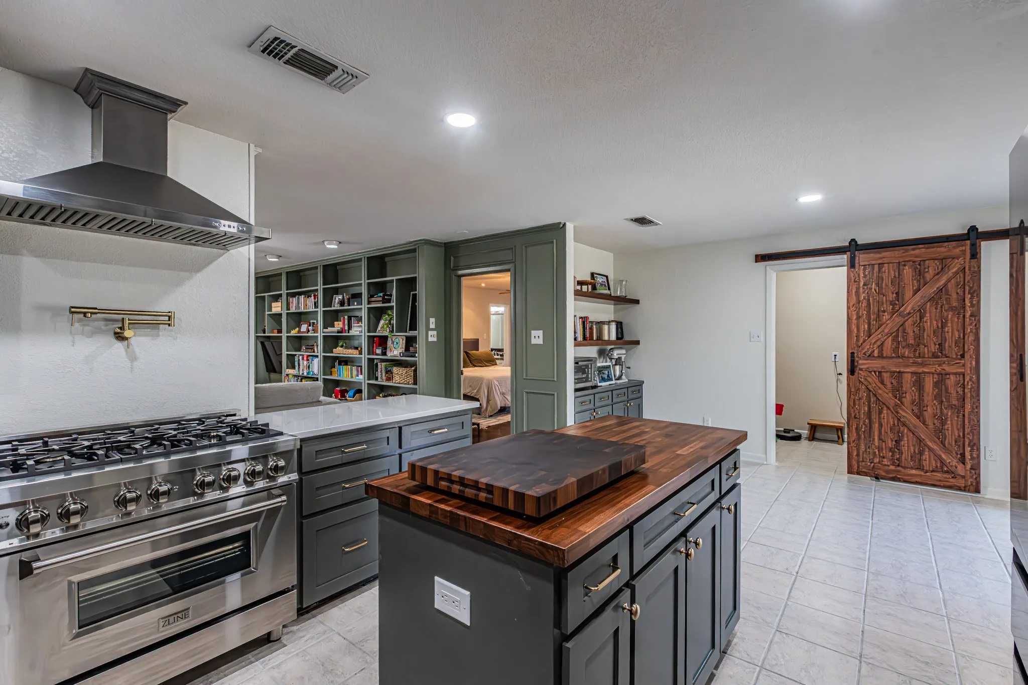 Single Family Residence For Sale in Tarrant County , 18 Crosslands Road, Benbrook, Texas 76132, 3 Bedroom, 3 Bathroom, 3 Garage spaces, 3,047 Sqft, built in 1979, Preowned, mls#21204381, Real Estate Agent in Benbrook, Homes For Sale in Tarrant county, Homes For Sale in Benbrook, Realtor in Benbrook Texas, Real Estate Brokerage Independent Realty Texas, Luminita Cordes Realtor