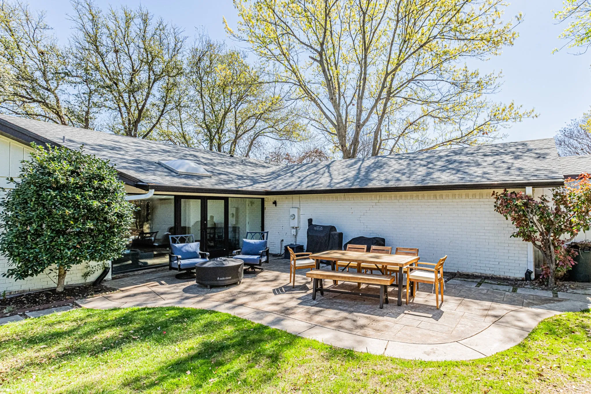 Single Family Residence For Sale in Tarrant County , 18 Crosslands Road, Benbrook, Texas 76132, 3 Bedroom, 3 Bathroom, 3 Garage spaces, 3,047 Sqft, built in 1979, Preowned, mls#21204381, Real Estate Agent in Benbrook, Homes For Sale in Tarrant county, Homes For Sale in Benbrook, Realtor in Benbrook Texas, Real Estate Brokerage Independent Realty Texas, Luminita Cordes Realtor