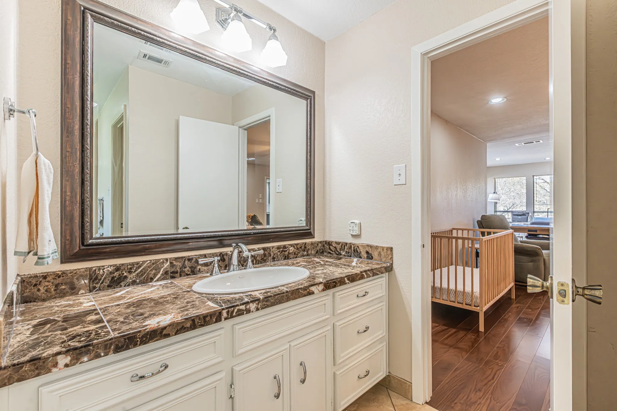 Single Family Residence For Sale in Tarrant County , 18 Crosslands Road, Benbrook, Texas 76132, 3 Bedroom, 3 Bathroom, 3 Garage spaces, 3,047 Sqft, built in 1979, Preowned, mls#21204381, Real Estate Agent in Benbrook, Homes For Sale in Tarrant county, Homes For Sale in Benbrook, Realtor in Benbrook Texas, Real Estate Brokerage Independent Realty Texas, Luminita Cordes Realtor