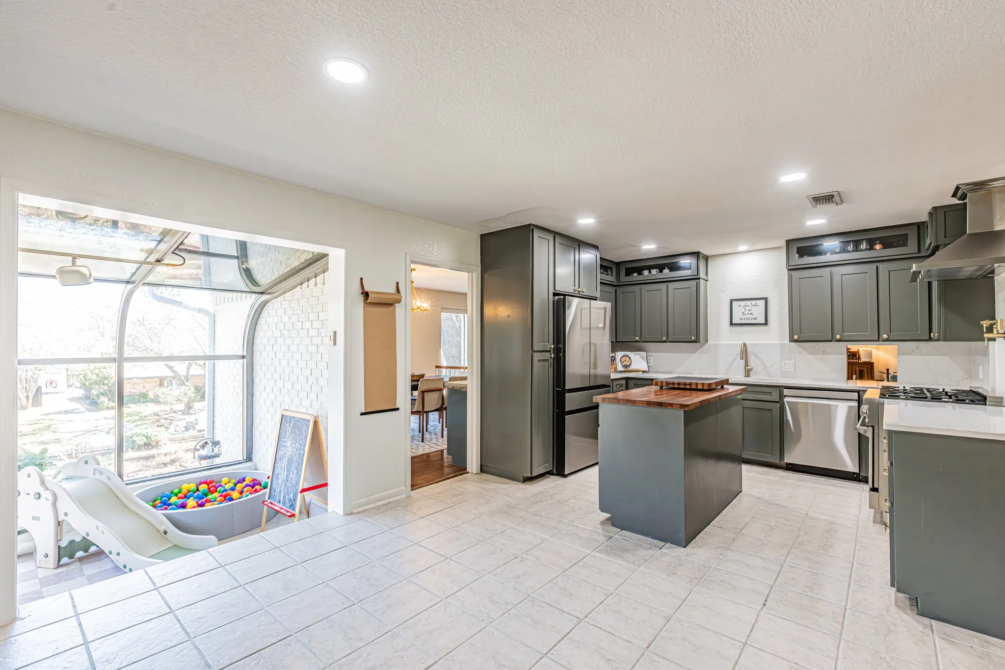 Single Family Residence For Sale in Tarrant County , 18 Crosslands Road, Benbrook, Texas 76132, 3 Bedroom, 3 Bathroom, 3 Garage spaces, 3,047 Sqft, built in 1979, Preowned, mls#21204381, Real Estate Agent in Benbrook, Homes For Sale in Tarrant county, Homes For Sale in Benbrook, Realtor in Benbrook Texas, Real Estate Brokerage Independent Realty Texas, Luminita Cordes Realtor